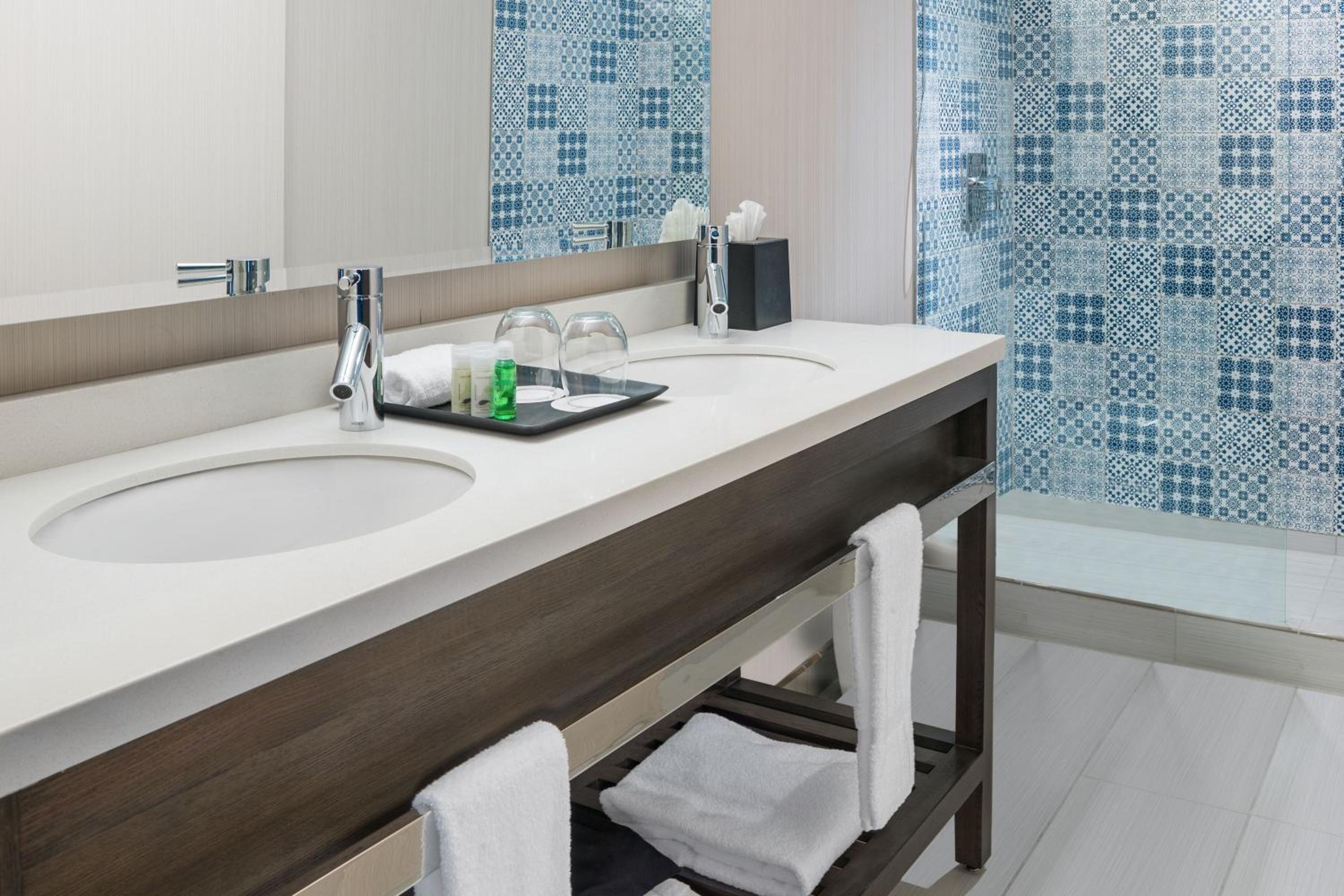 Junior Suite, 1 King, City view - Photo 3