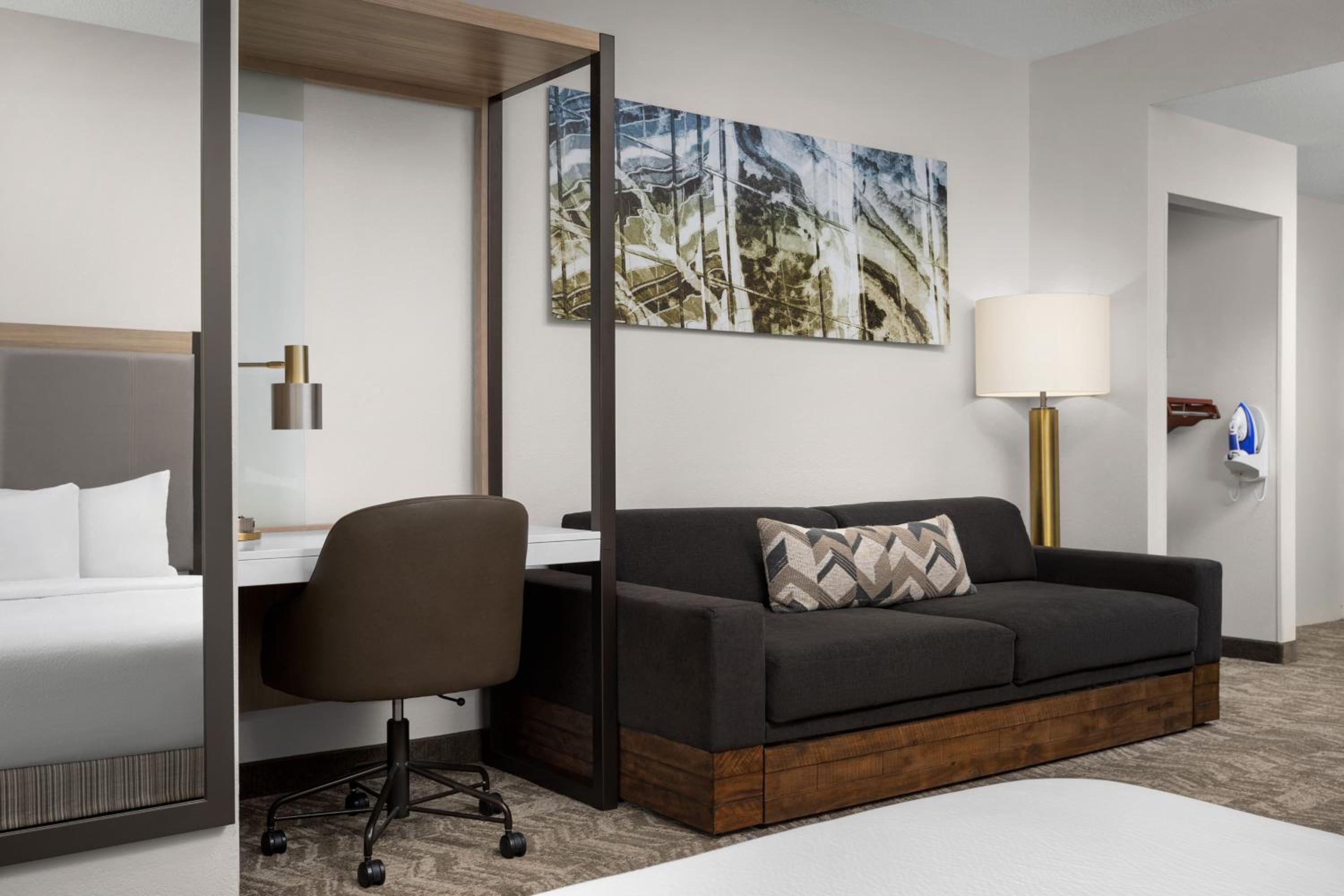 King Studio Suite with Sofa Bed and Adapted Tub - Mobility and Hearing Accessible - Photo 4