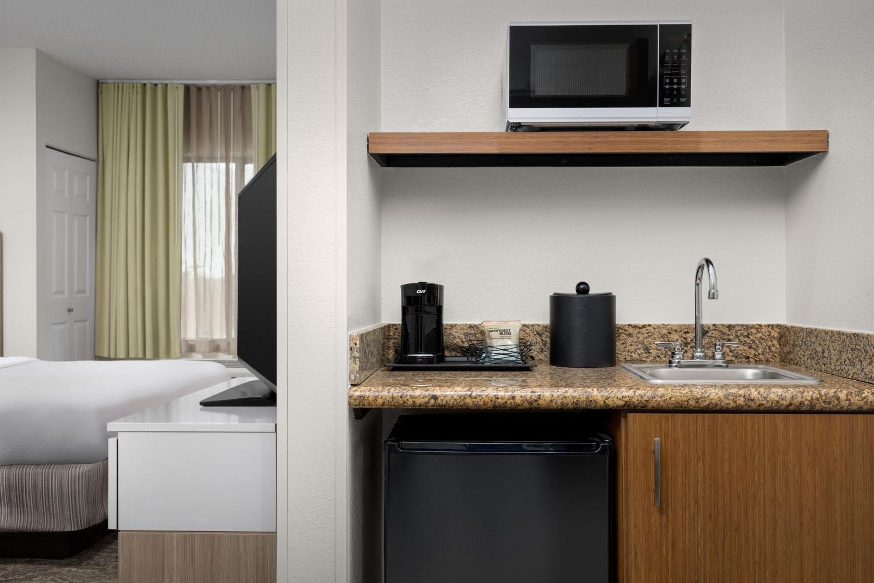 King Studio Suite with Sofa Bed and Adapted Tub - Mobility and Hearing Accessible - Photo 2
