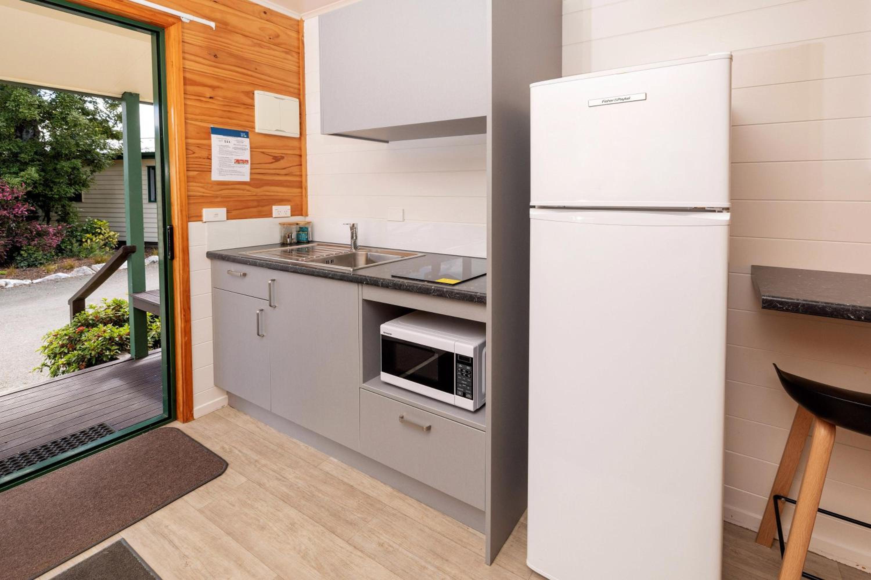 Budget Family Room with Shared Bathroom photo 2