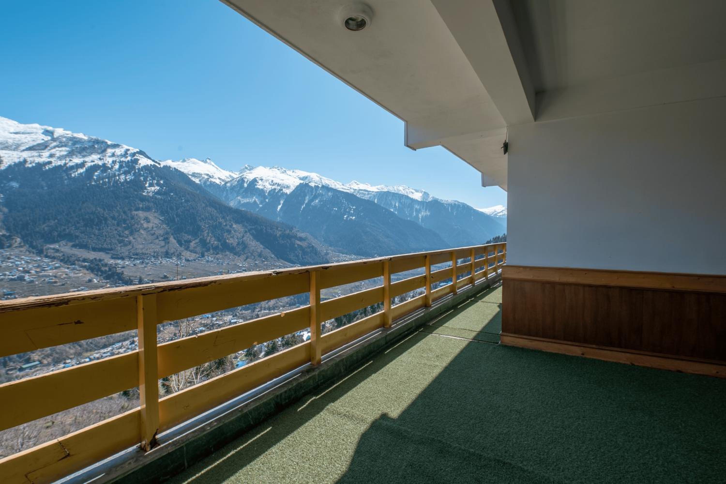 Deluxe Double Room with Balcony - Photo 3