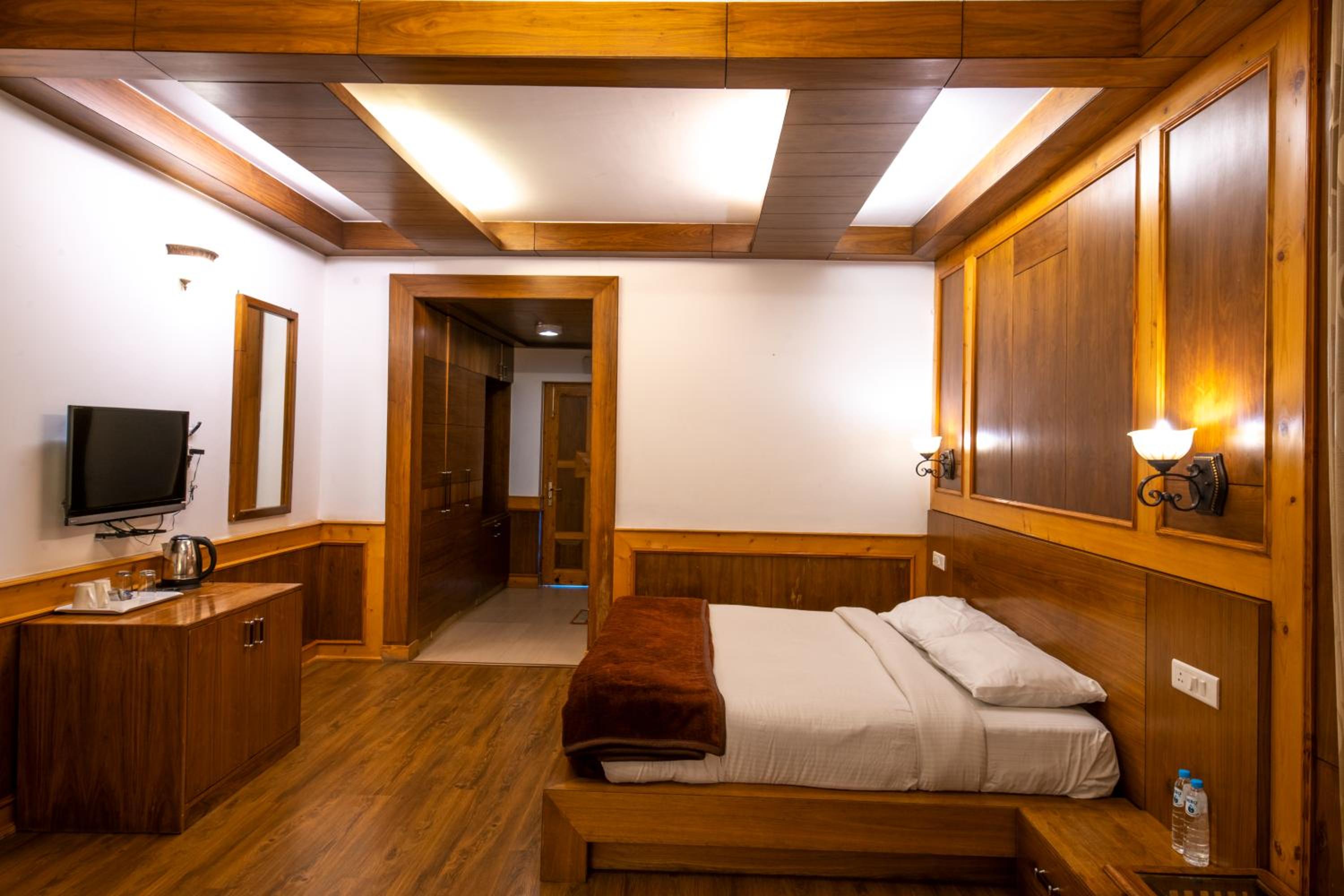Deluxe Double Room with Balcony - Photo 5
