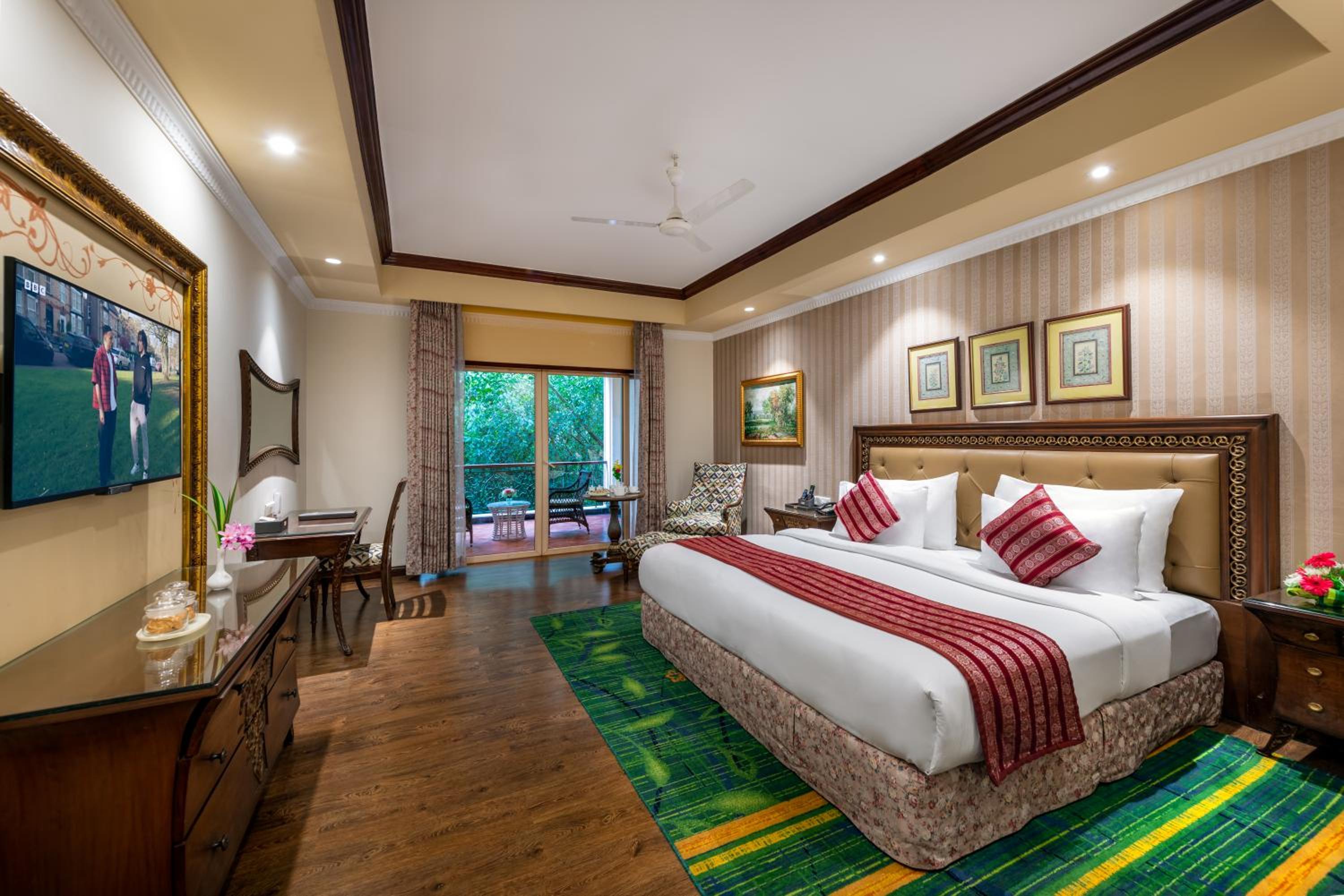 Club Room King -  10% Discount on Foods & Soft Beverages* | 15% Discounts on Laundry Services* | INR 500 spa credit during your stay on selective Massage services. TnC Apply.* | Free Mini-bar - 2 cans of soft Beverages (Once on Arrival) - Photo 1