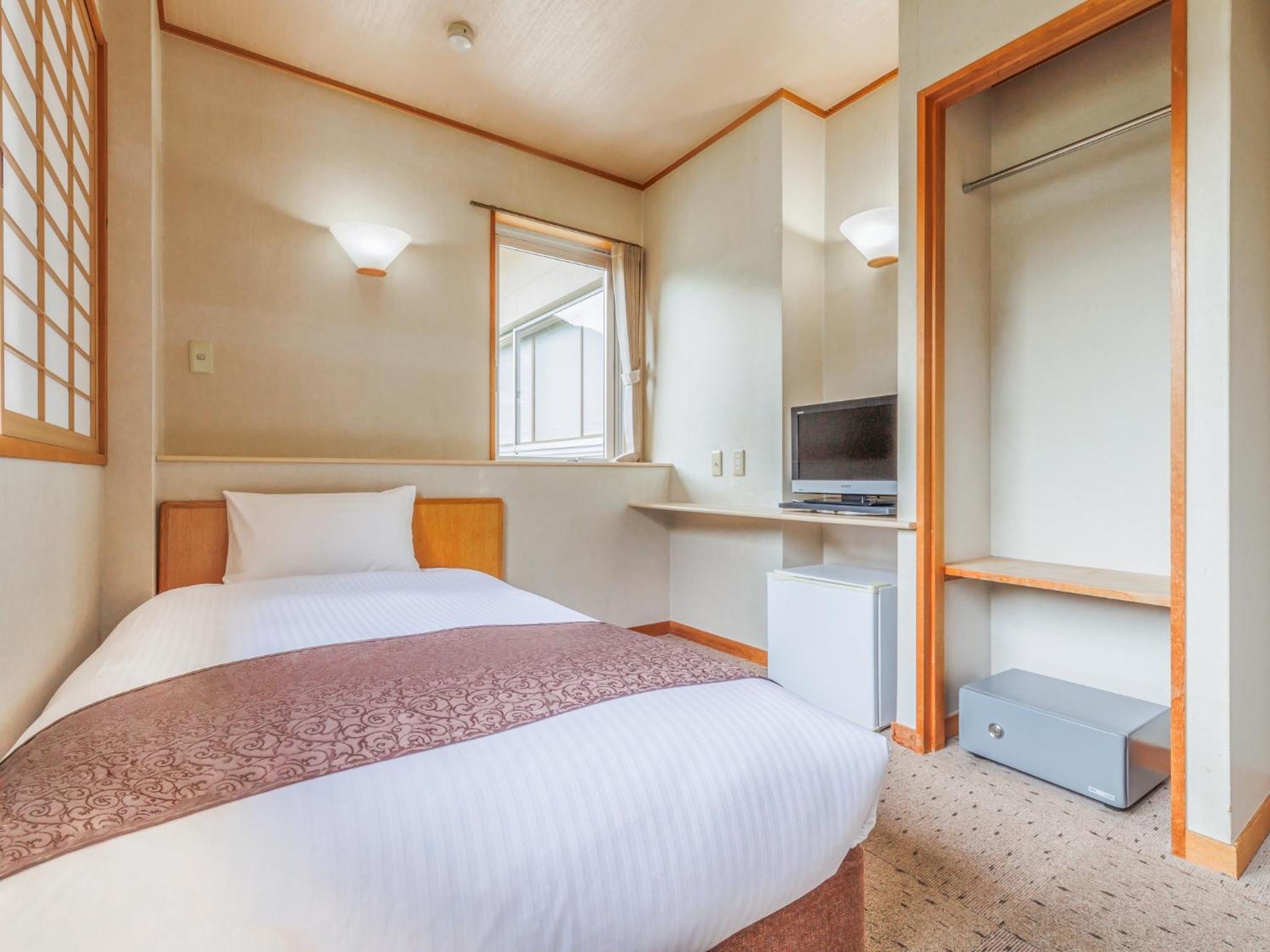 Single Room - Non-Smoking photo 1