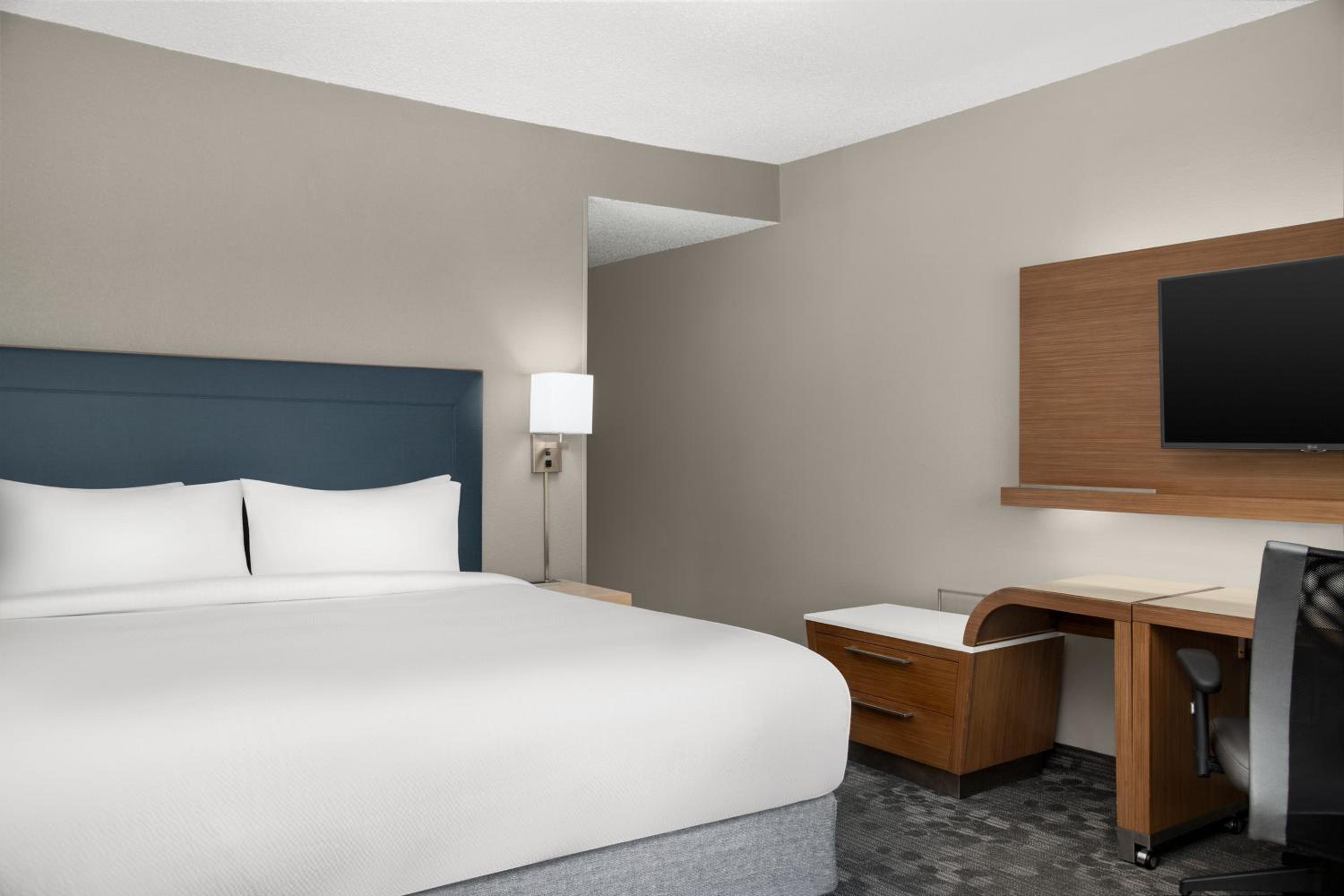 King Room with Sofa Bed - Photo 1