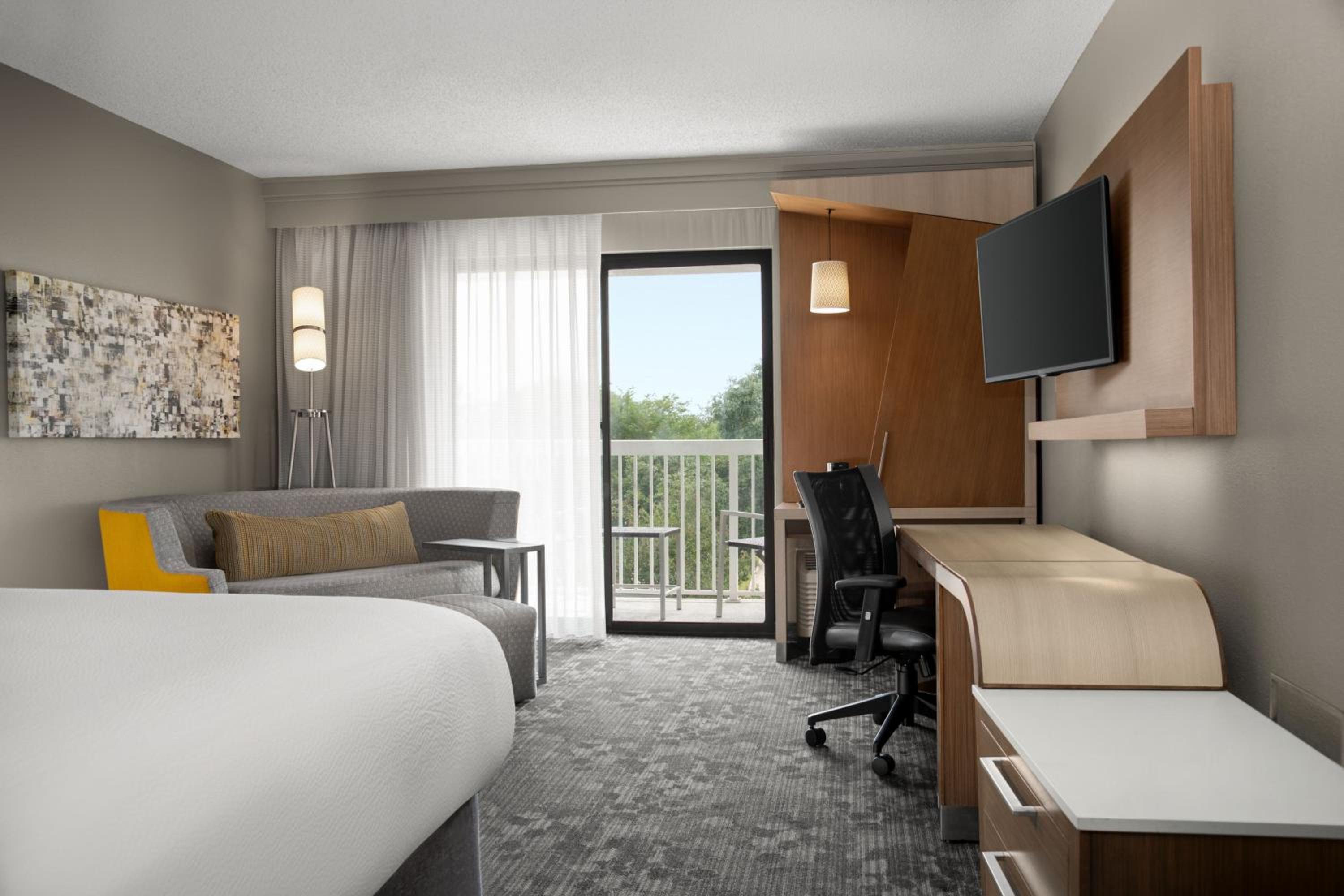 King Room with Balcony - Photo 1