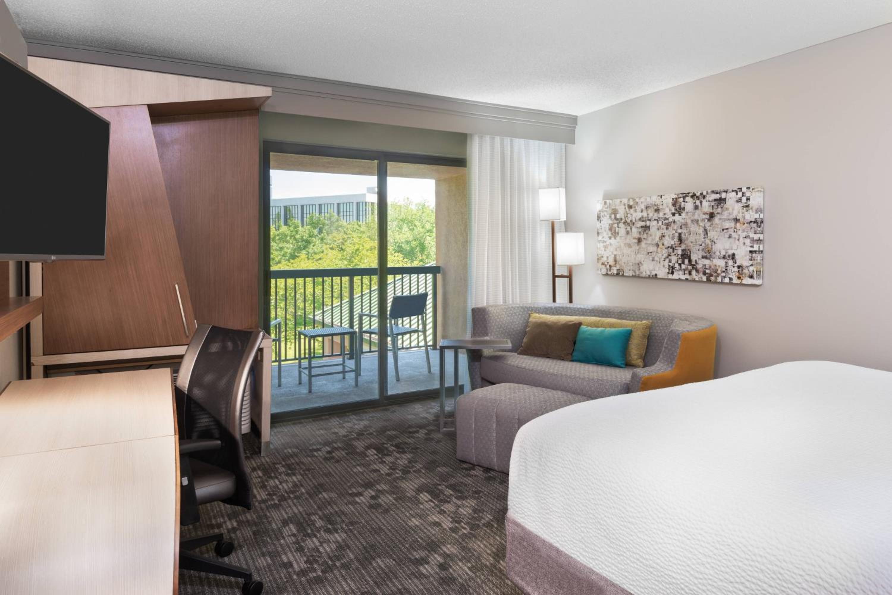 King Room with Balcony - Photo 2