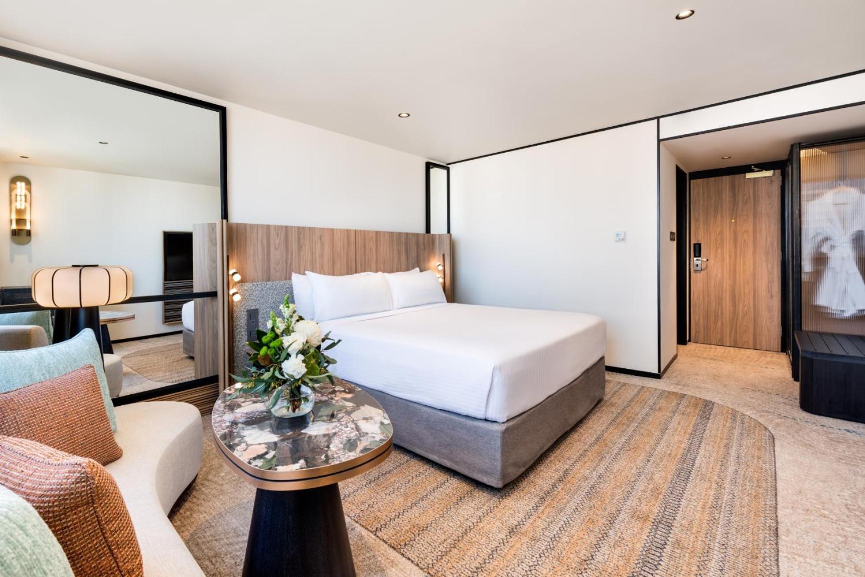 Deluxe King Room - Photo 2