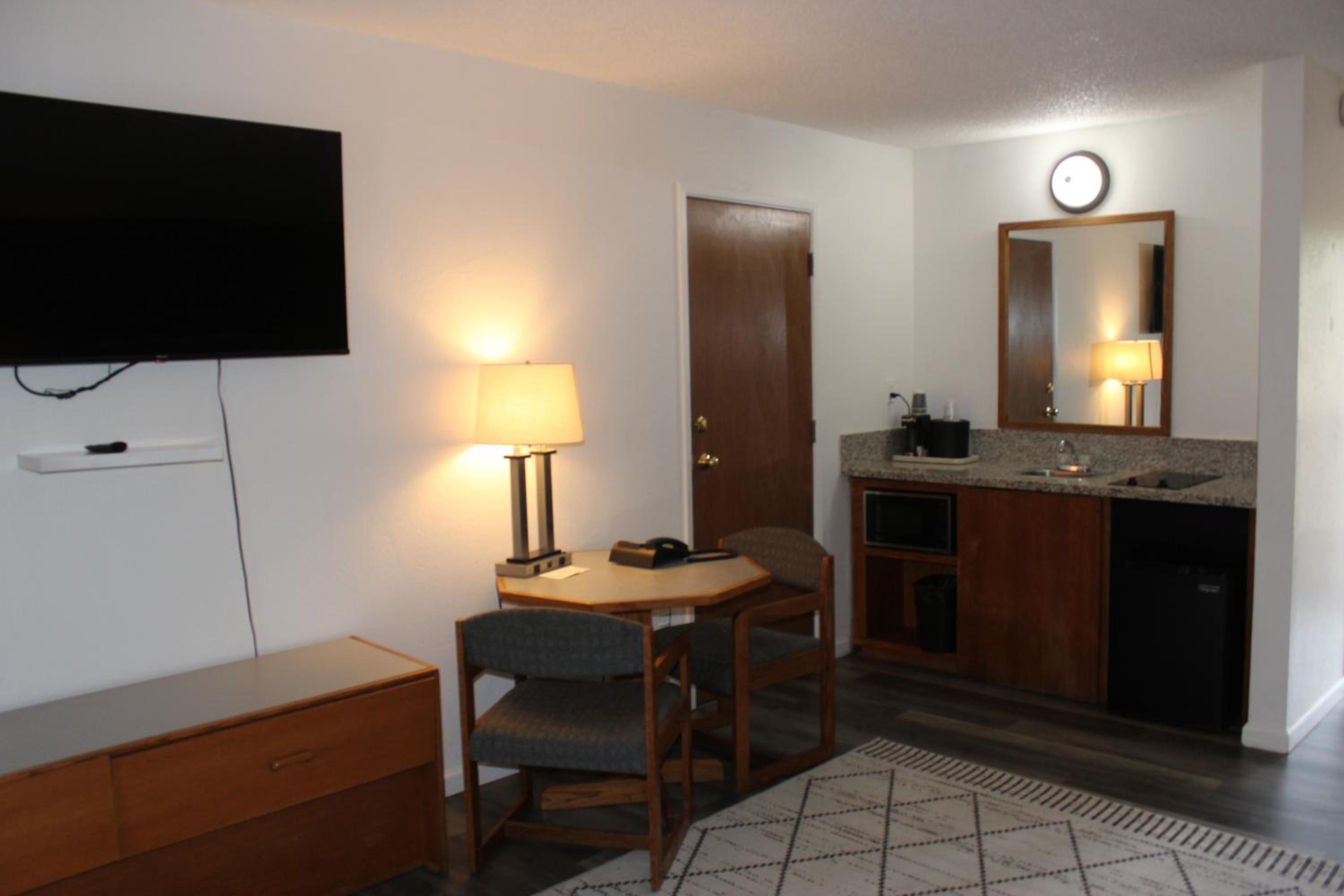 Queen Room with Two Queen Beds - Photo 14