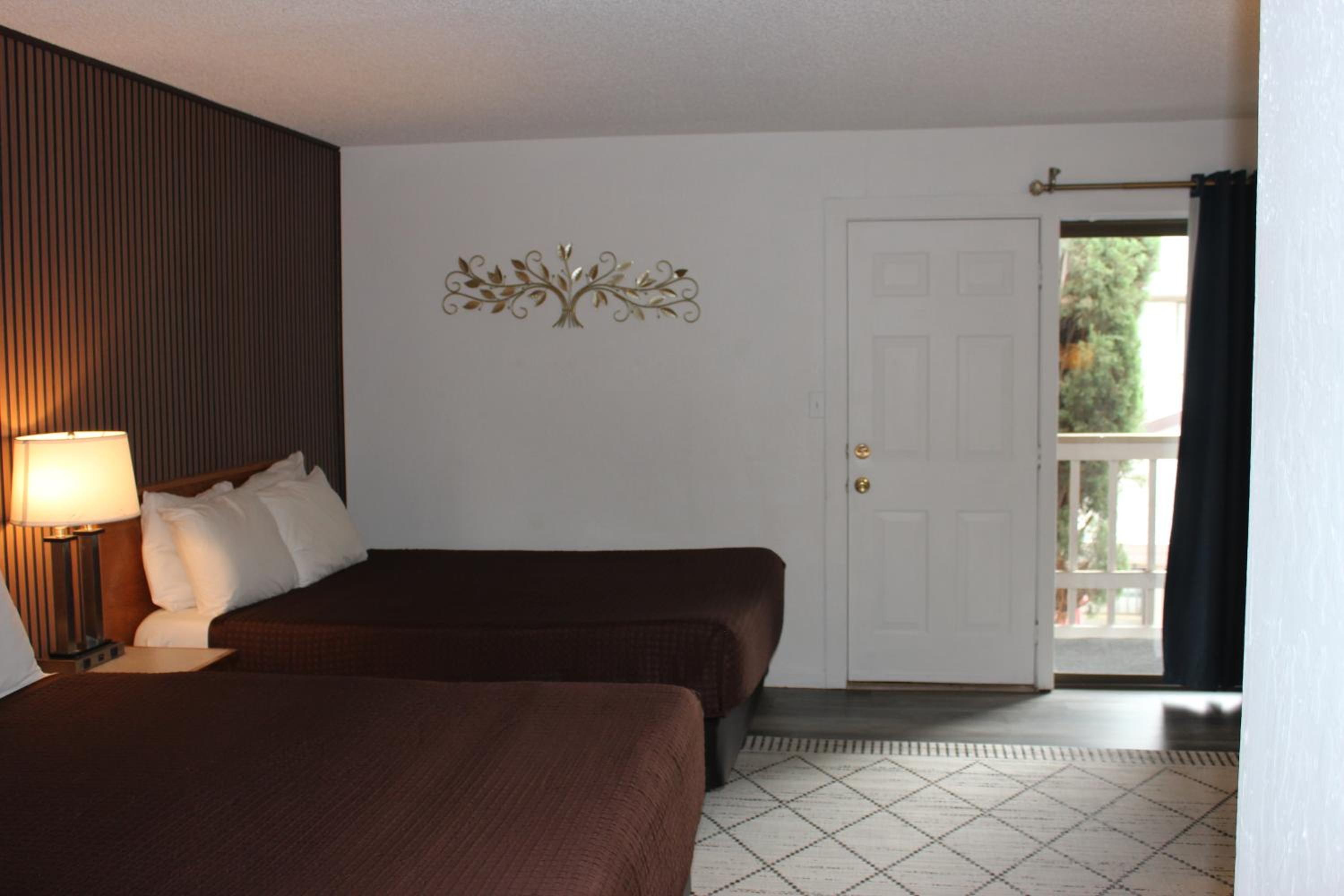 Queen Room with Two Queen Beds - Photo 12