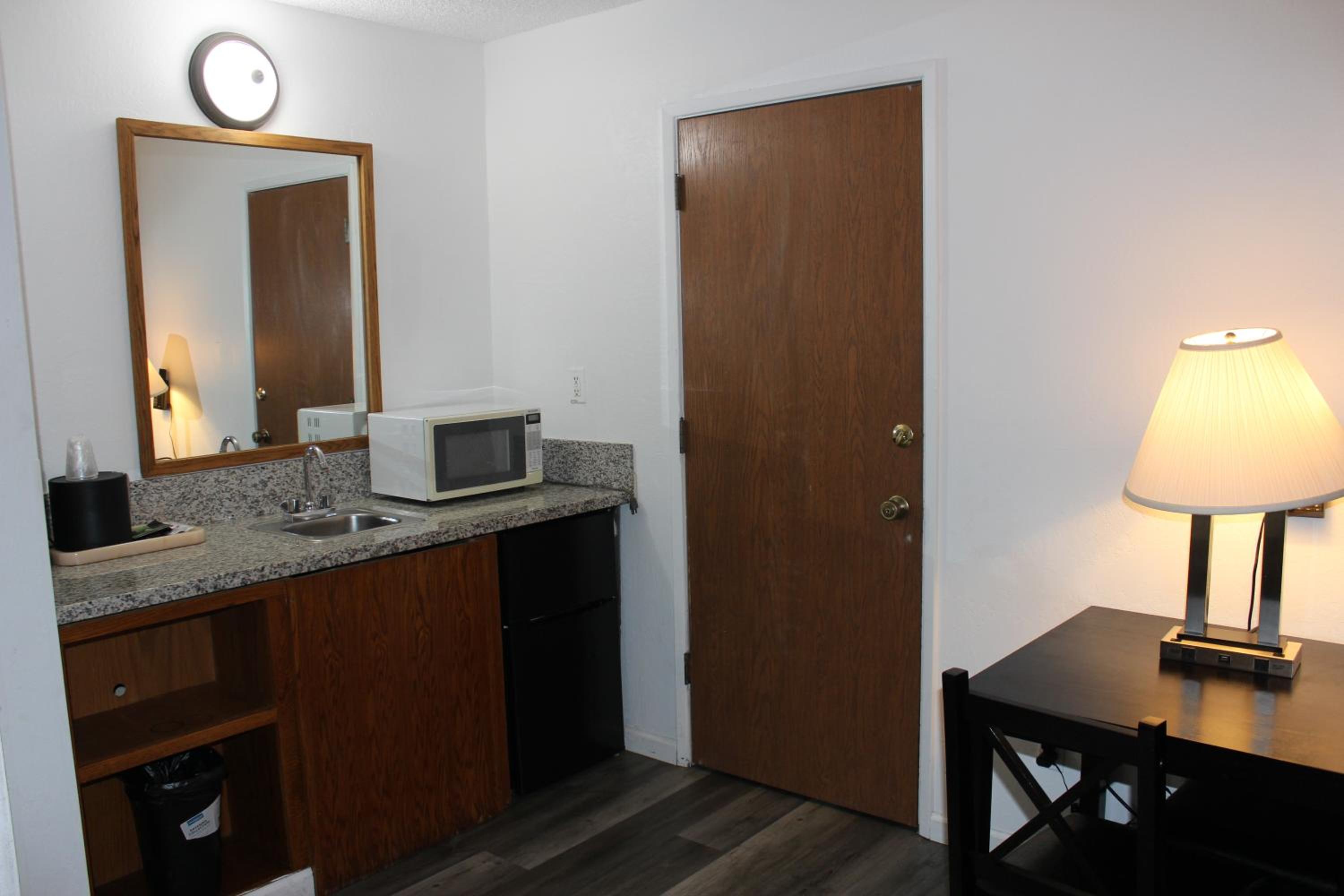Queen Room with Two Queen Beds - Photo 11