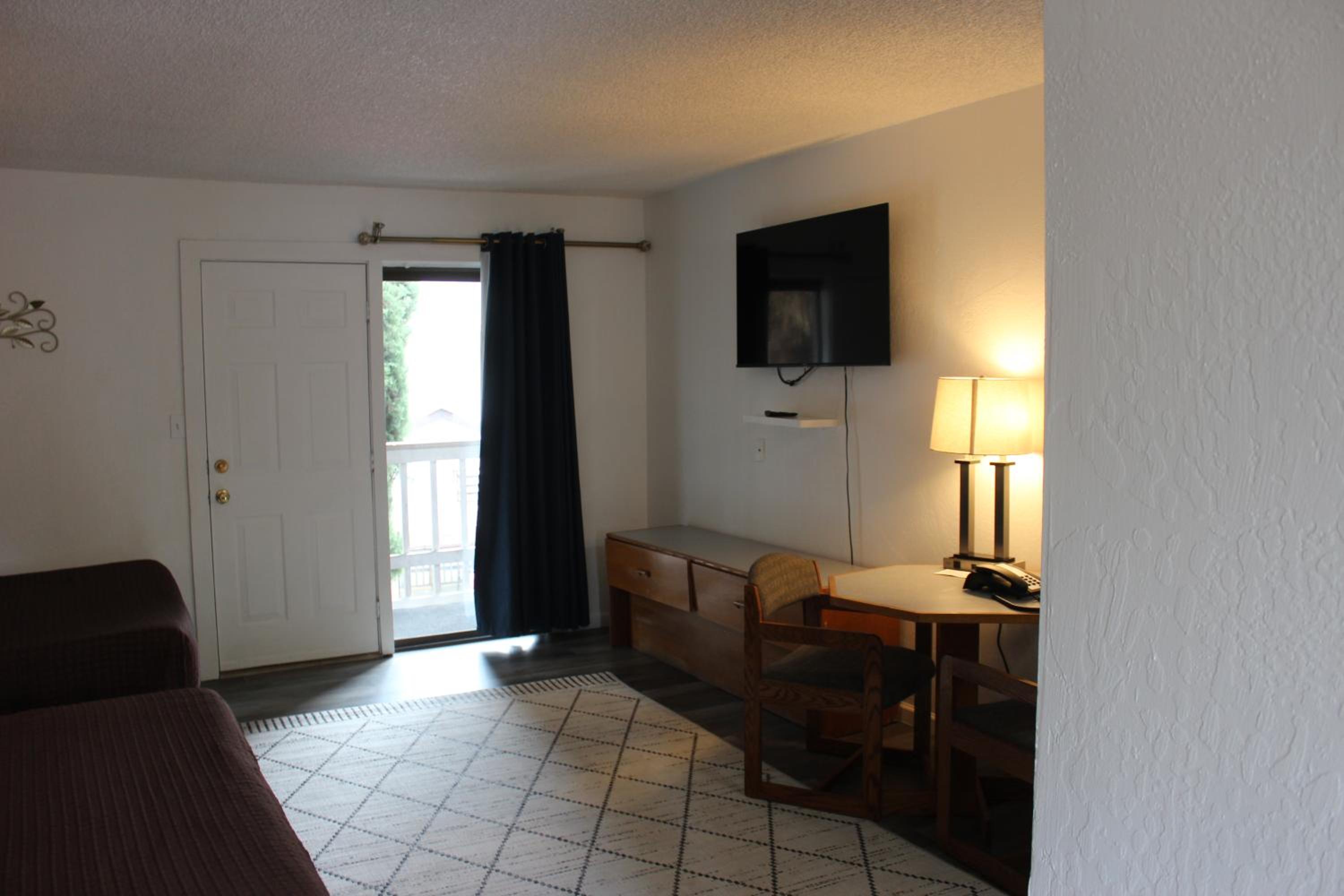 Queen Room with Two Queen Beds - Photo 9
