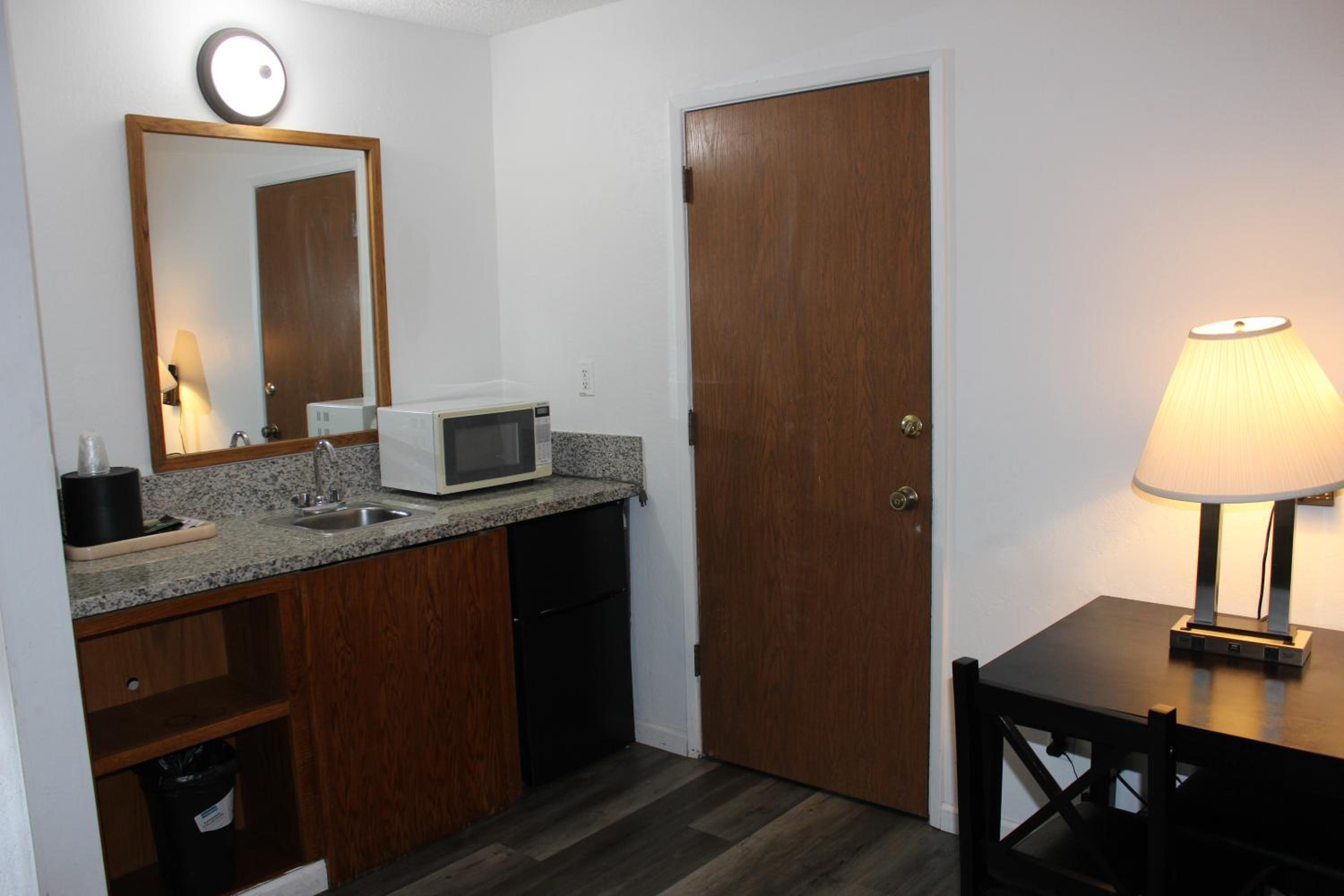 Queen Room with Two Queen Beds - Photo 8