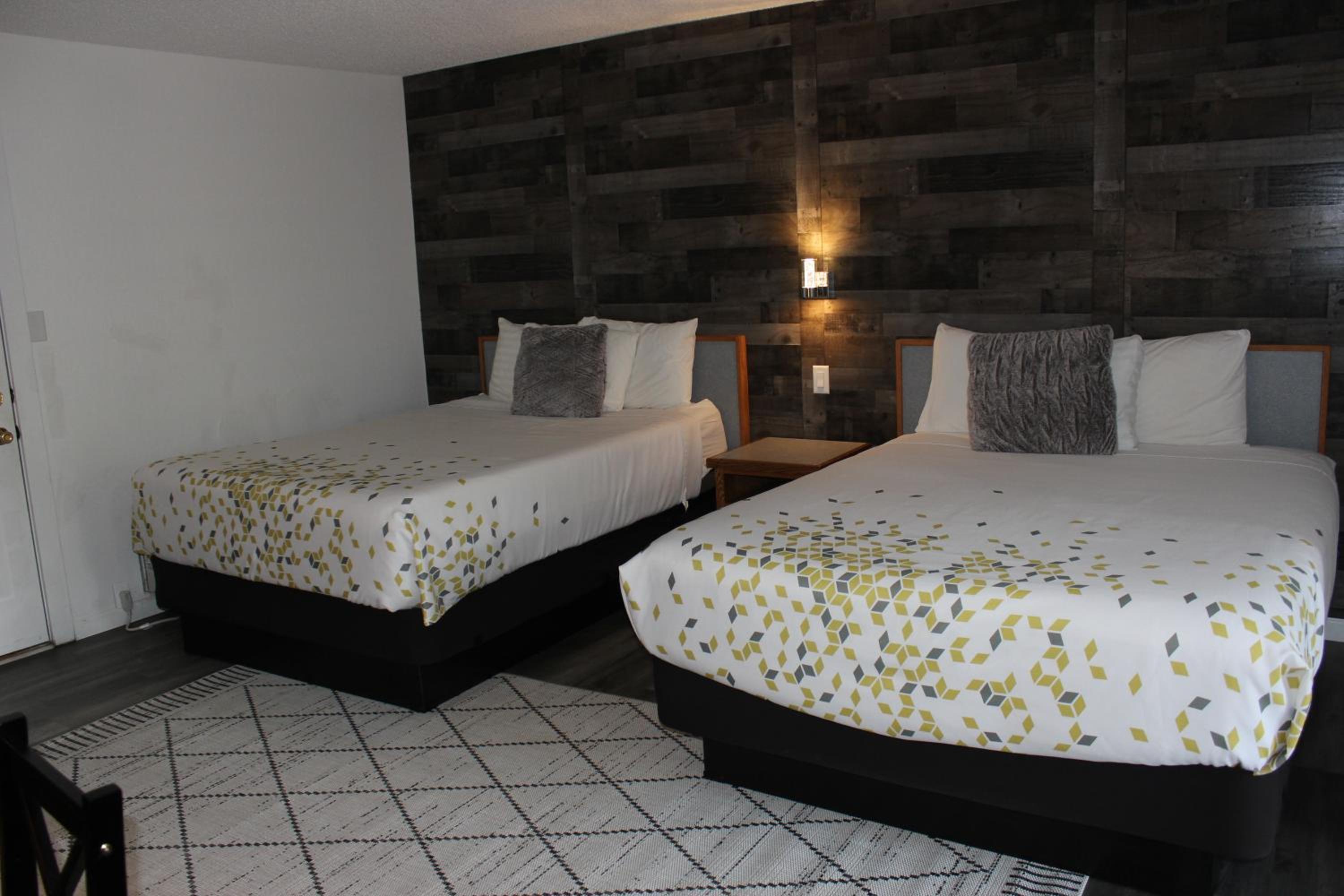 Queen Room with Two Queen Beds - Photo 2