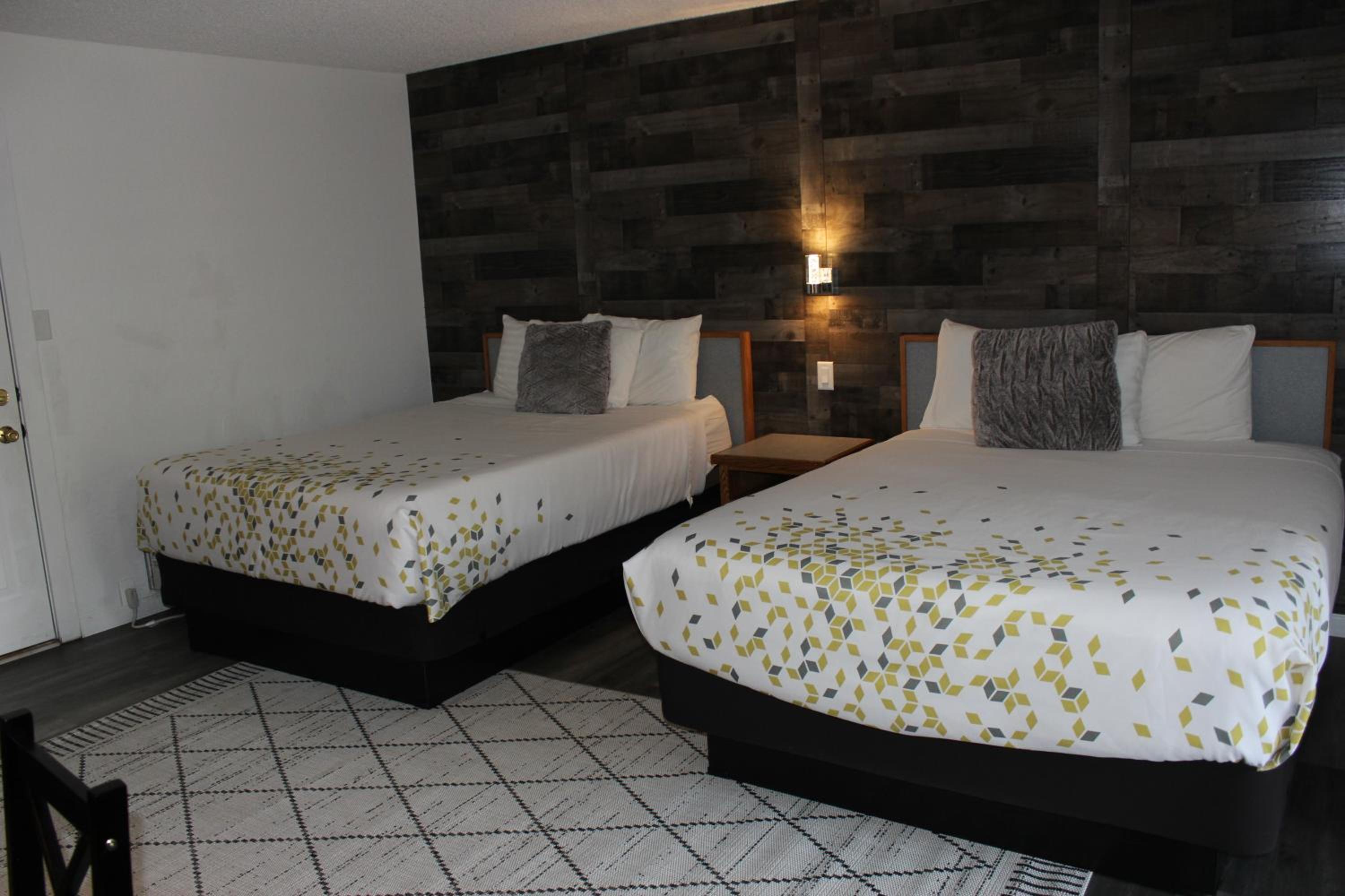 Queen Room with Two Queen Beds - Photo 3
