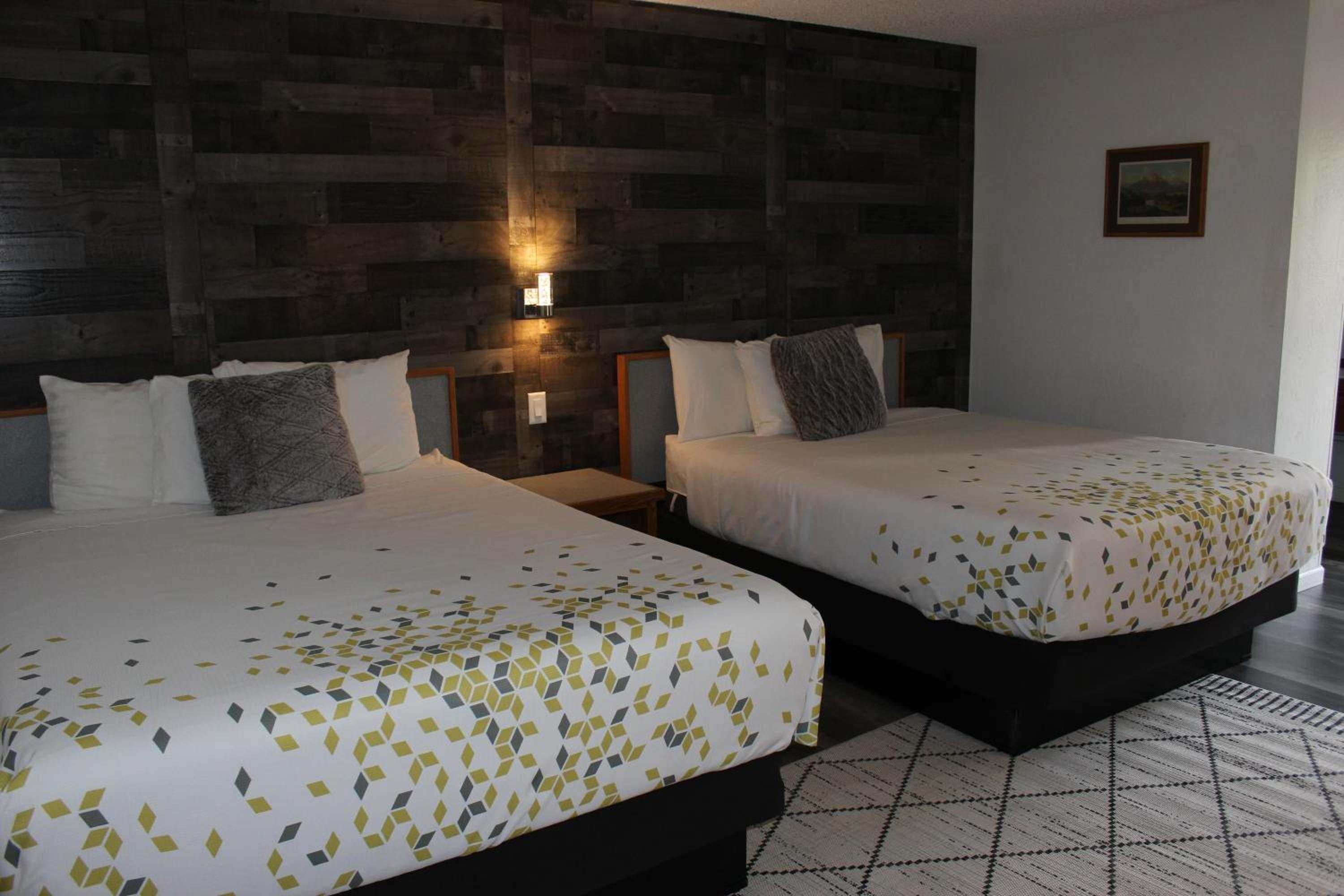 Queen Room with Two Queen Beds - Photo 4