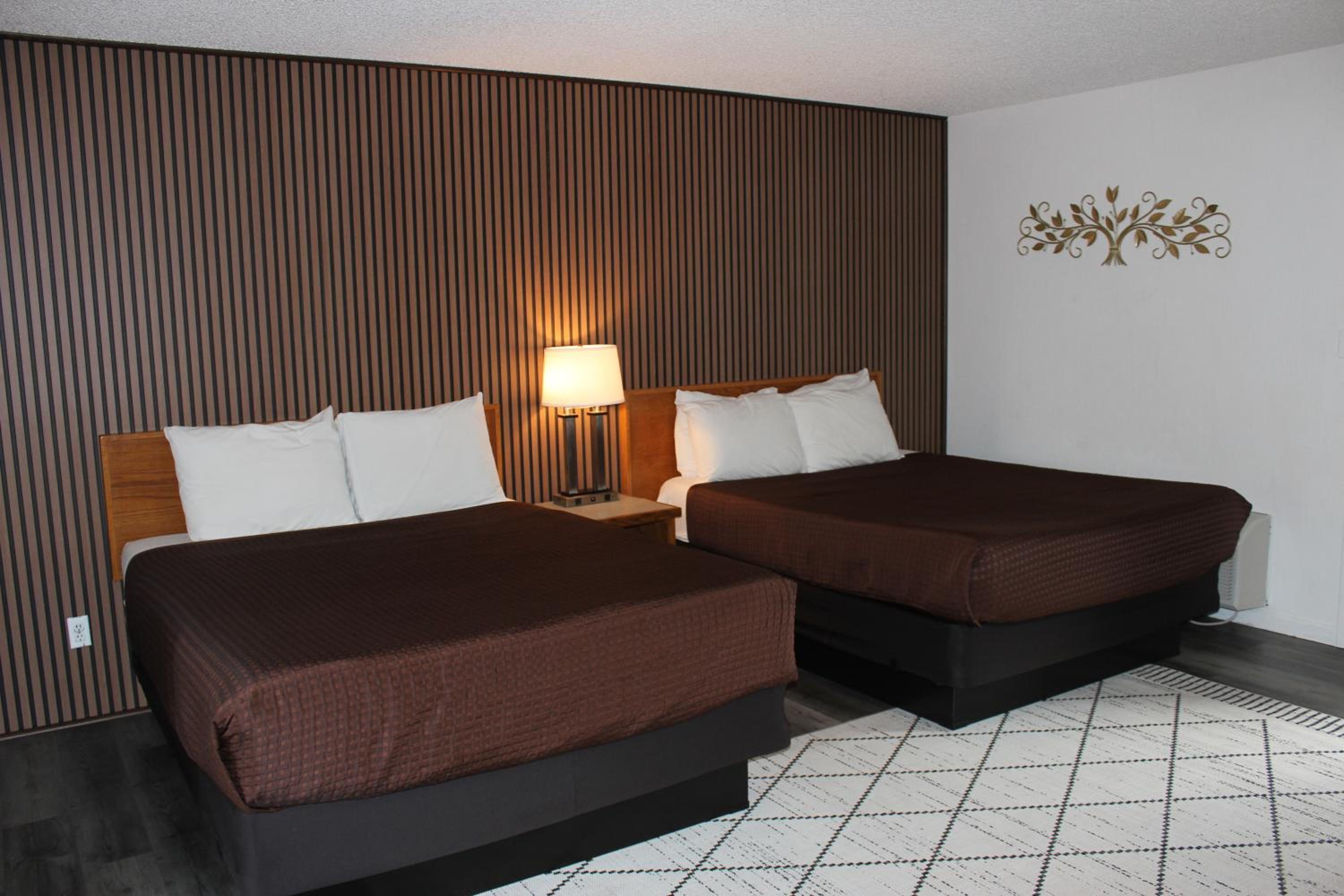 Queen Room with Two Queen Beds - Photo 5