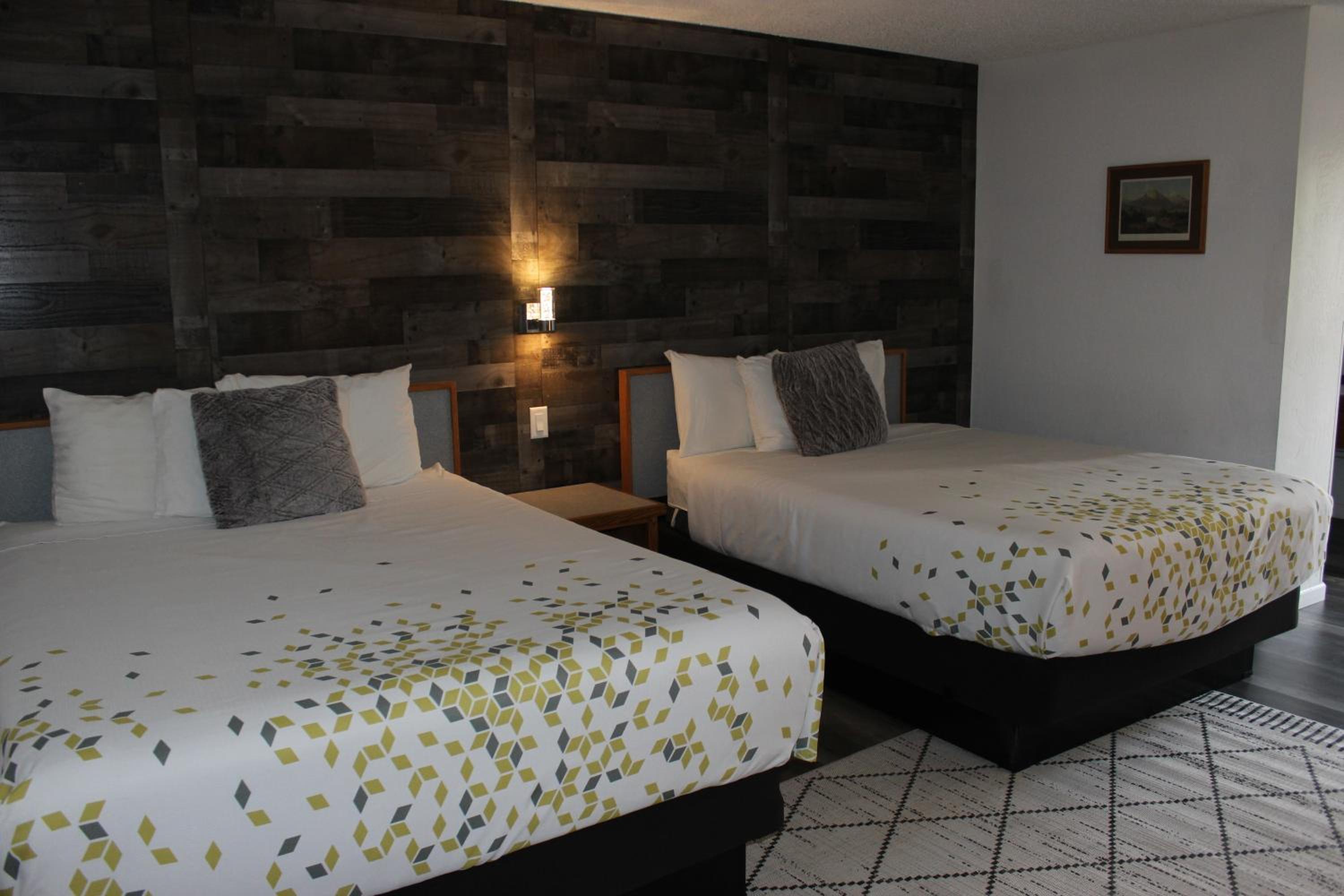 Queen Room with Two Queen Beds - Photo 6
