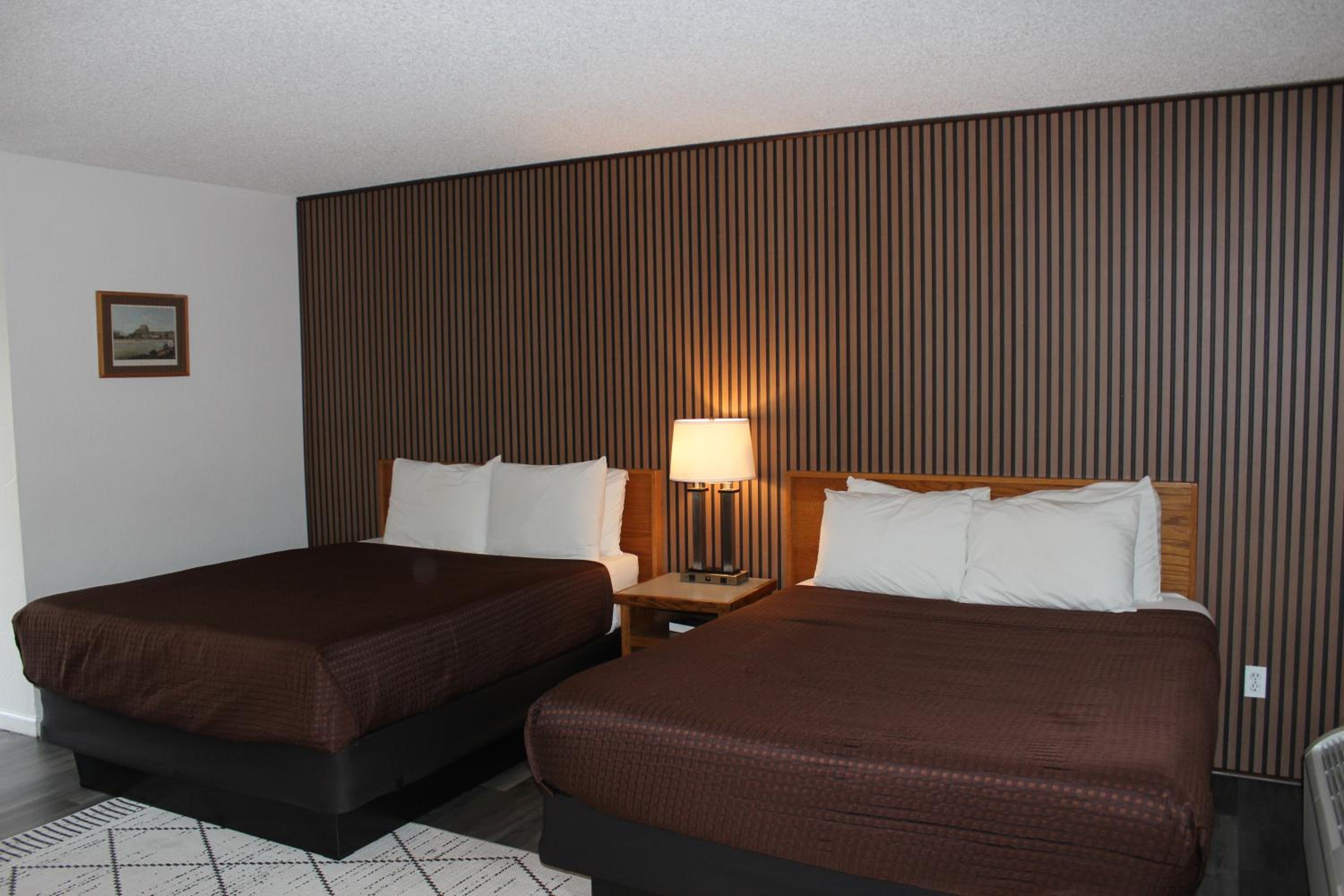 Queen Room with Two Queen Beds - Photo 24