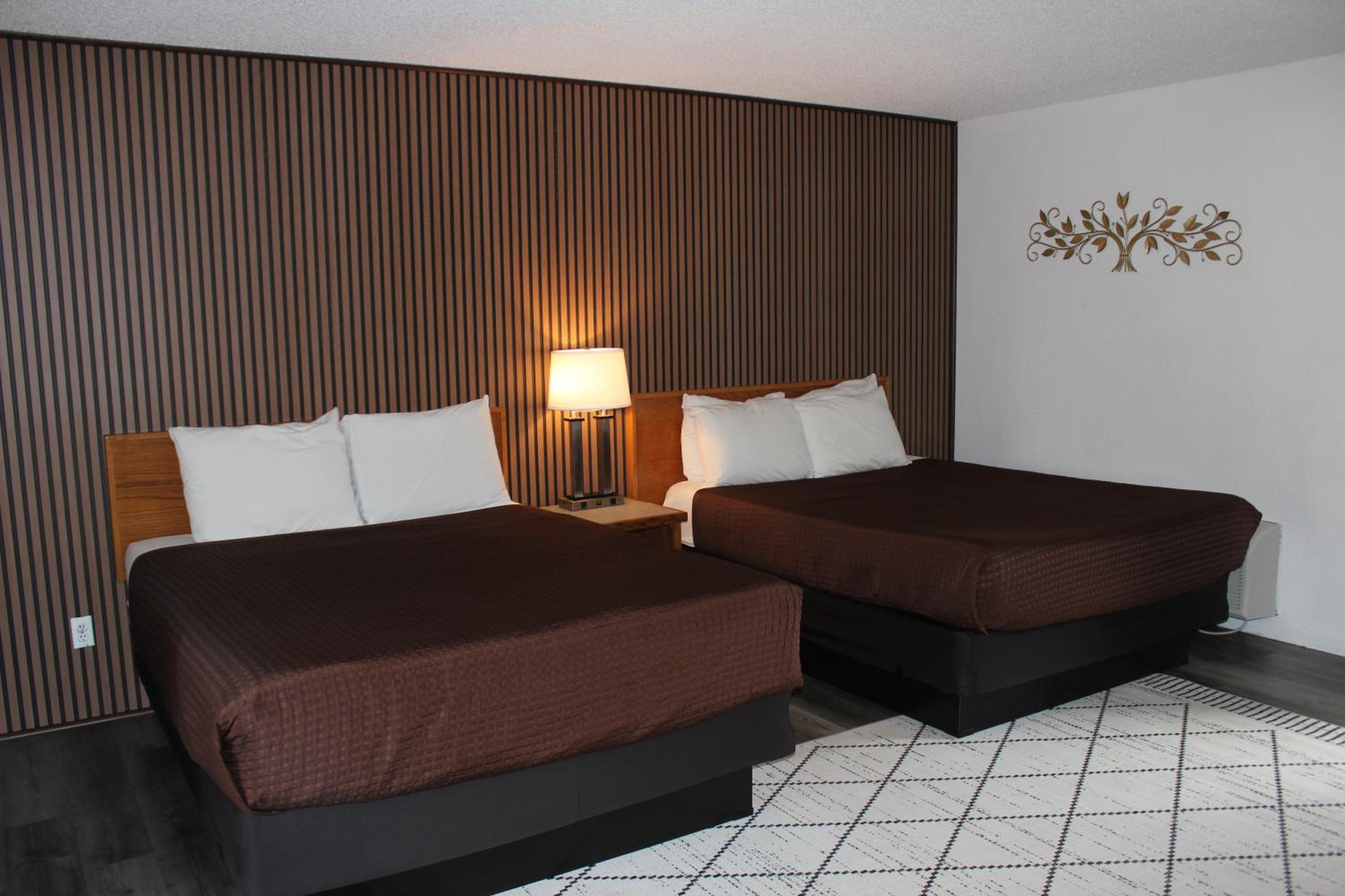 Queen Room with Two Queen Beds - Photo 25