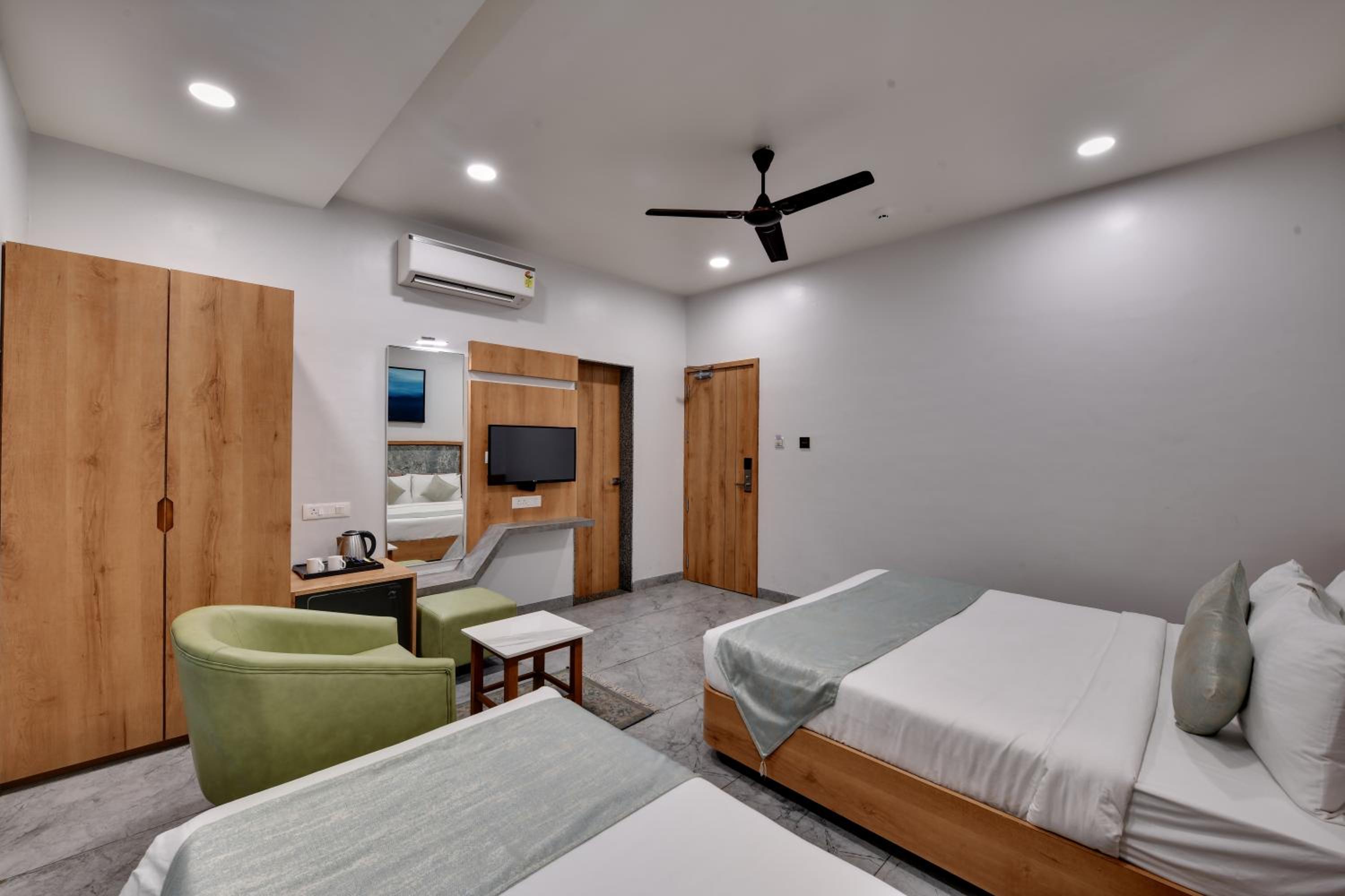 Economy Triple Room photo 3