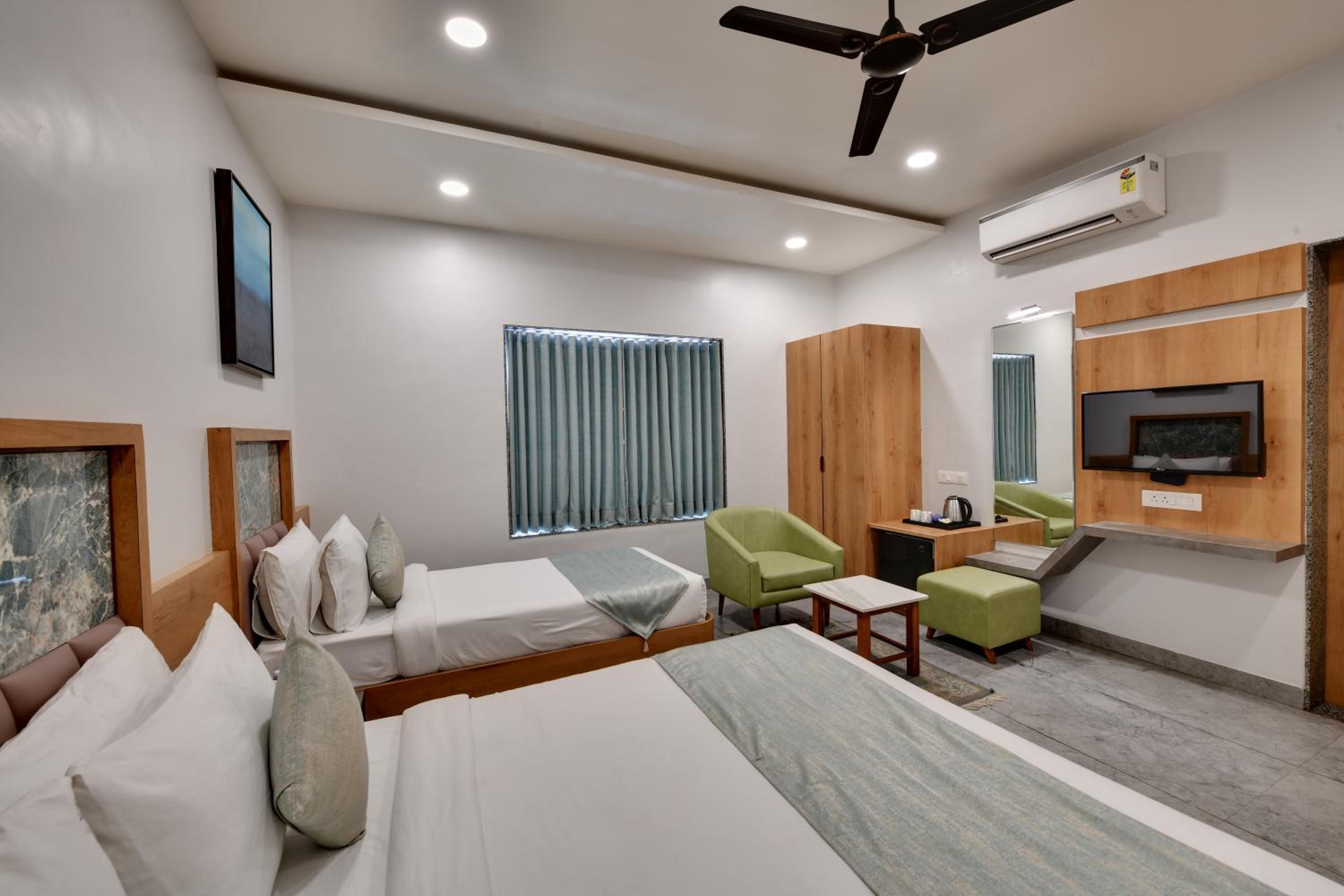 Economy Triple Room photo 2