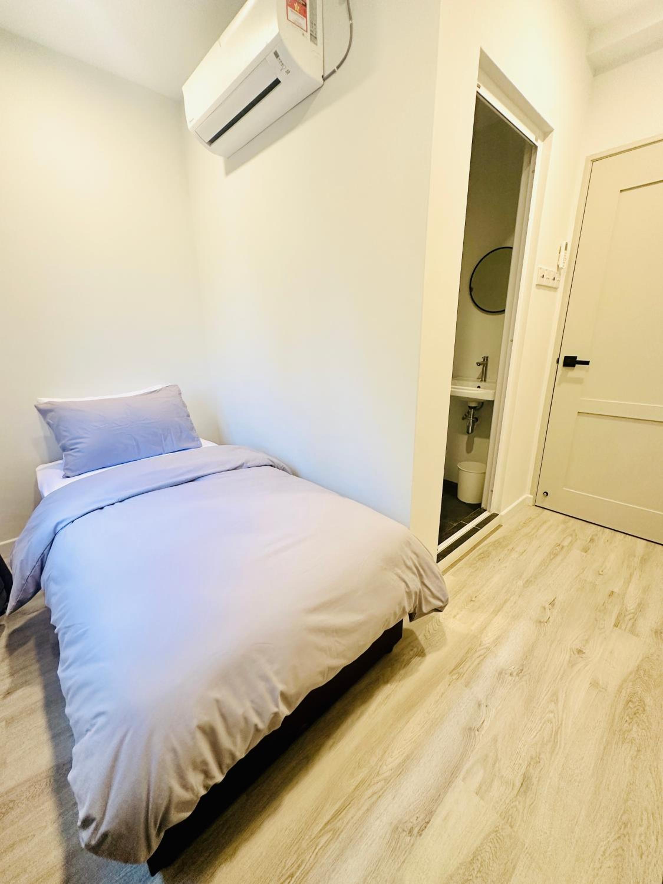 Single Room with Bathroom photo 2