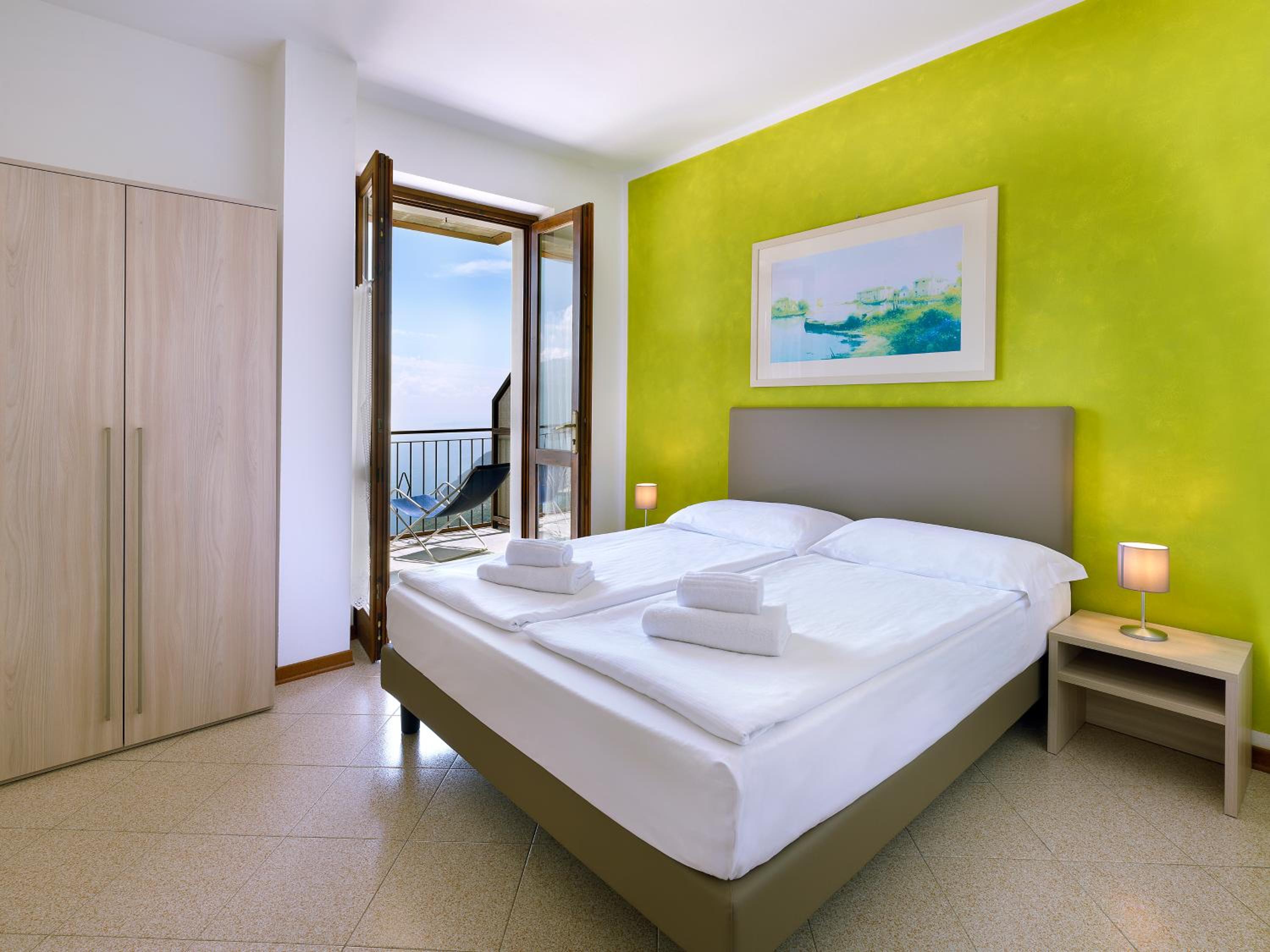 Basic Two-Bedroom Apartment with Lake View photo 2