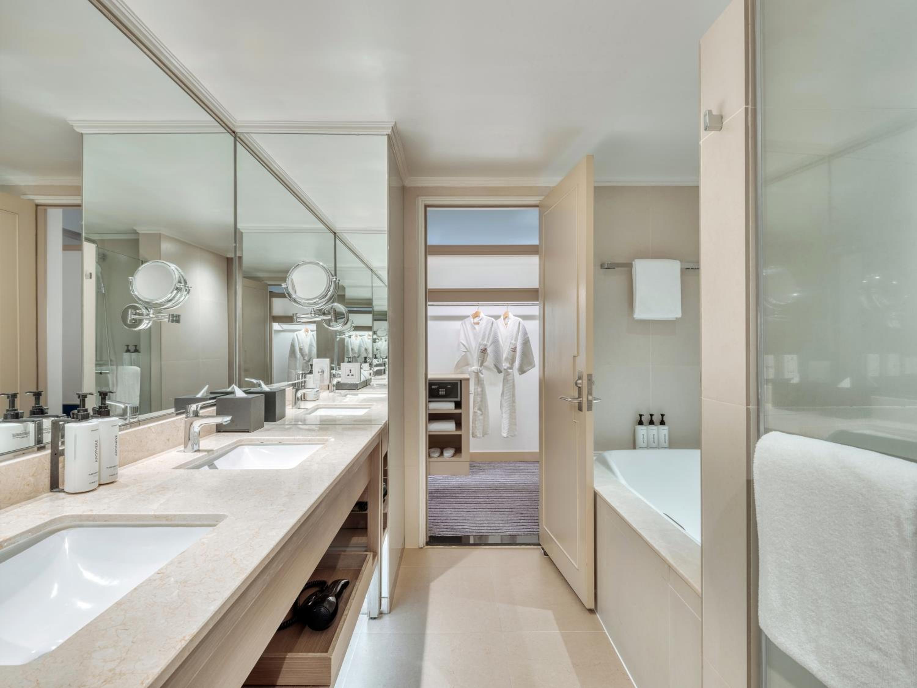 Premium Twin Room photo 2