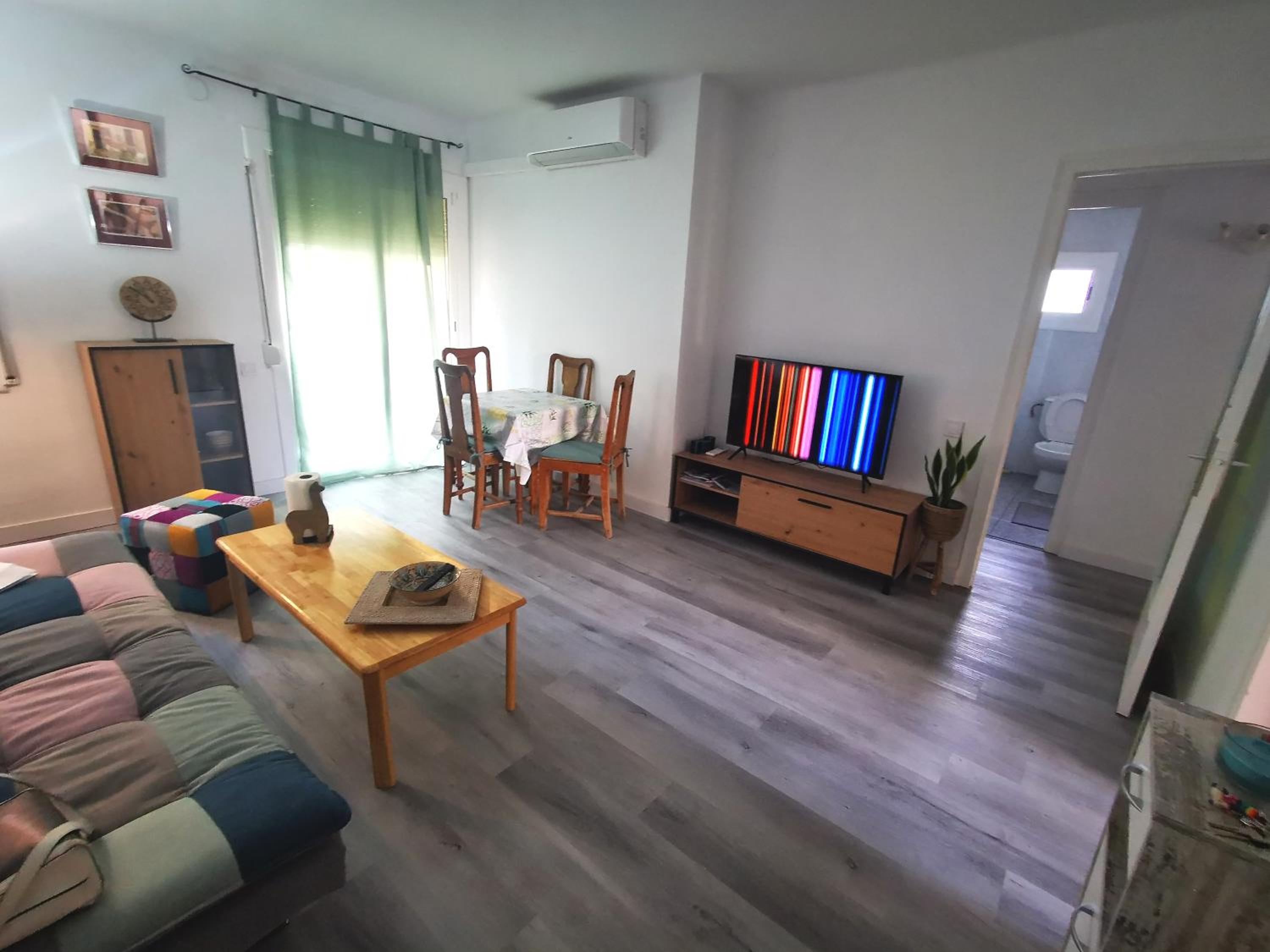 Apartamento de tres habitaciones con balcón
