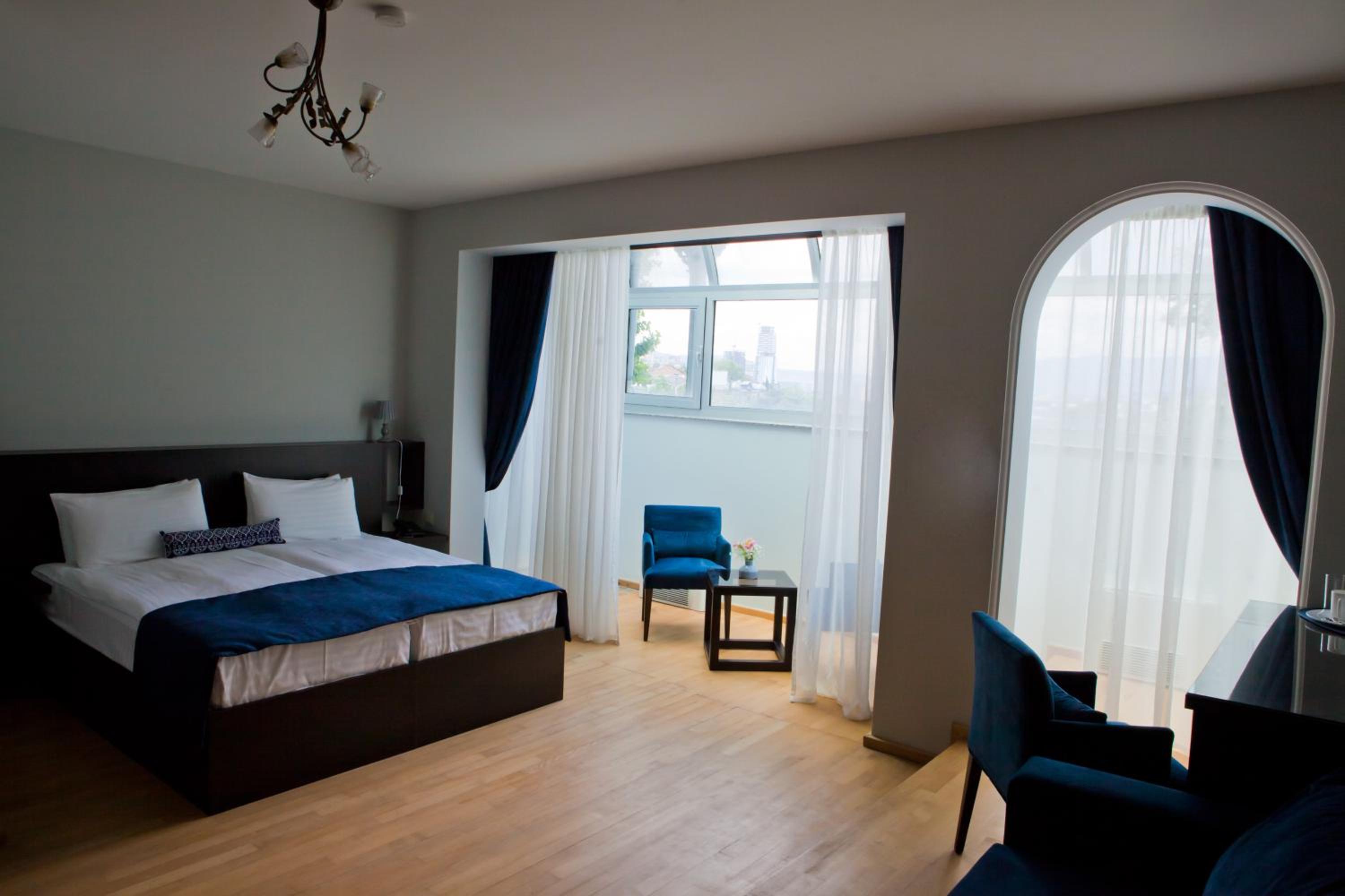 Deluxe Junior Suite - Photo 3