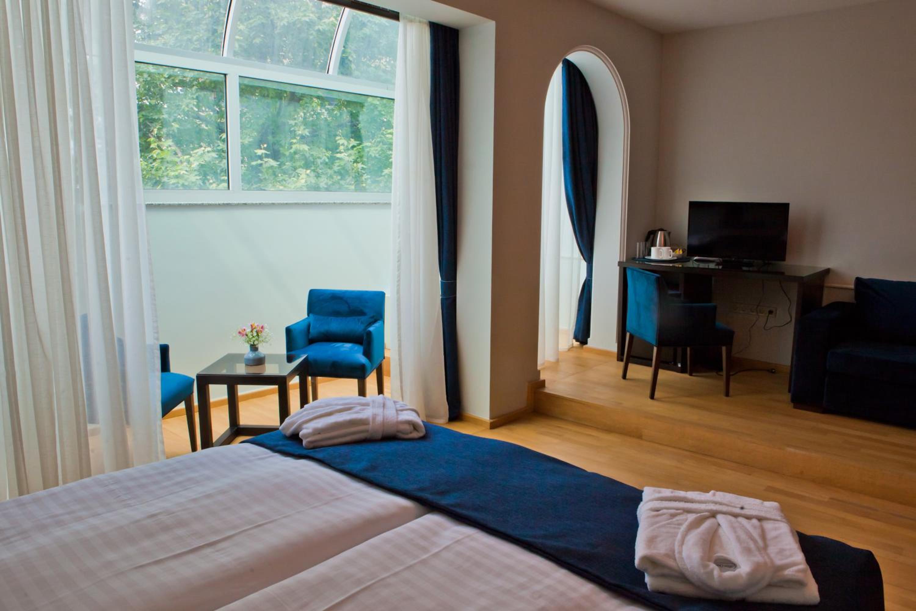 Deluxe Junior Suite - Photo 4