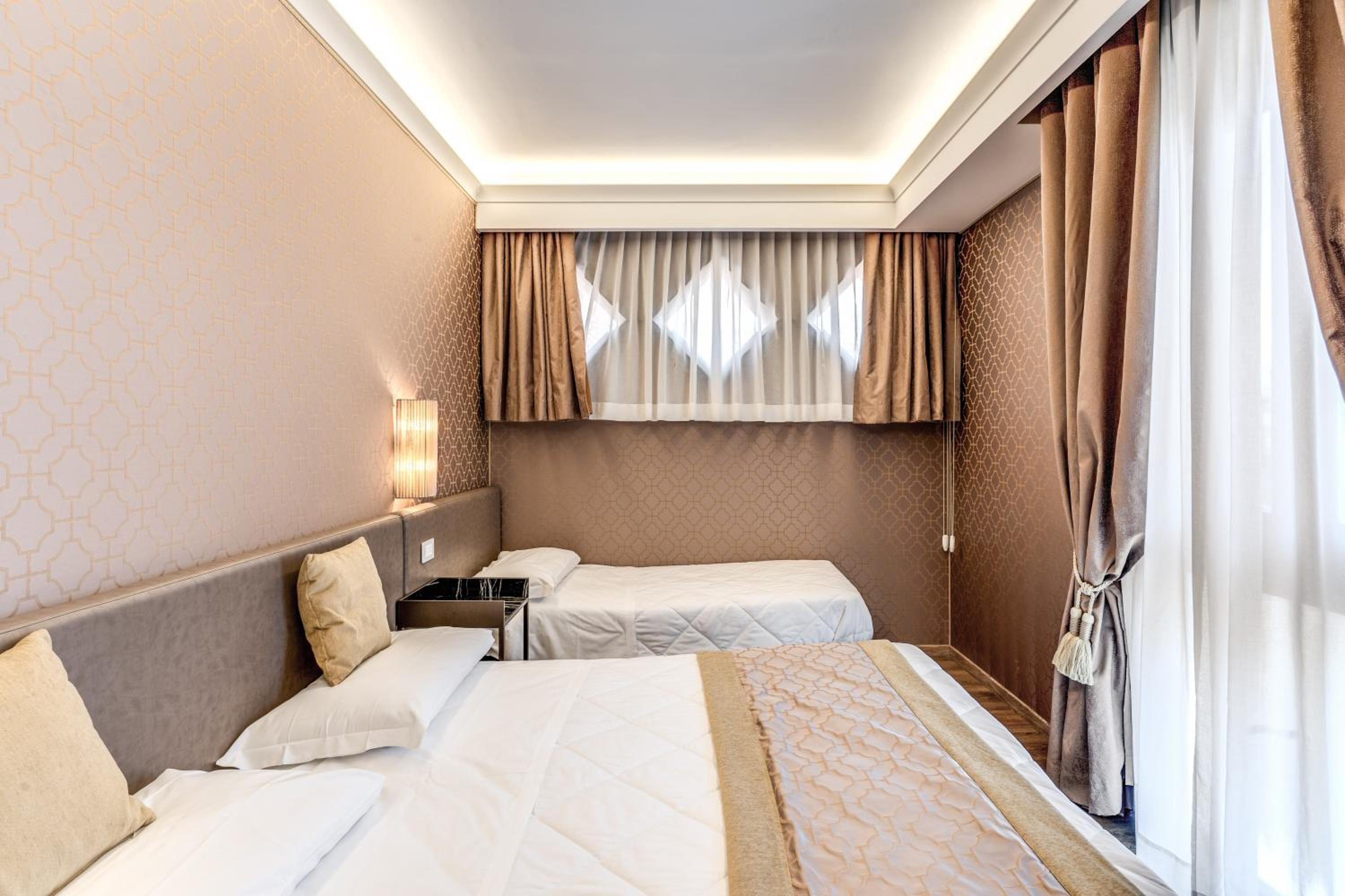 Triple Room thumbnail 5
