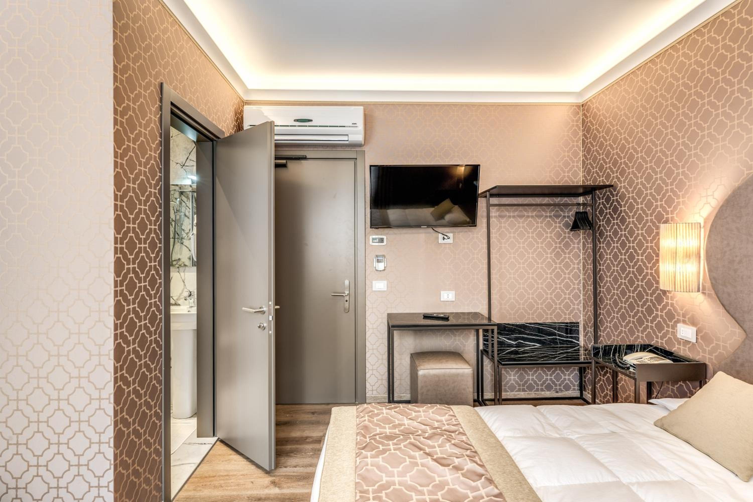 Double Room thumbnail 6