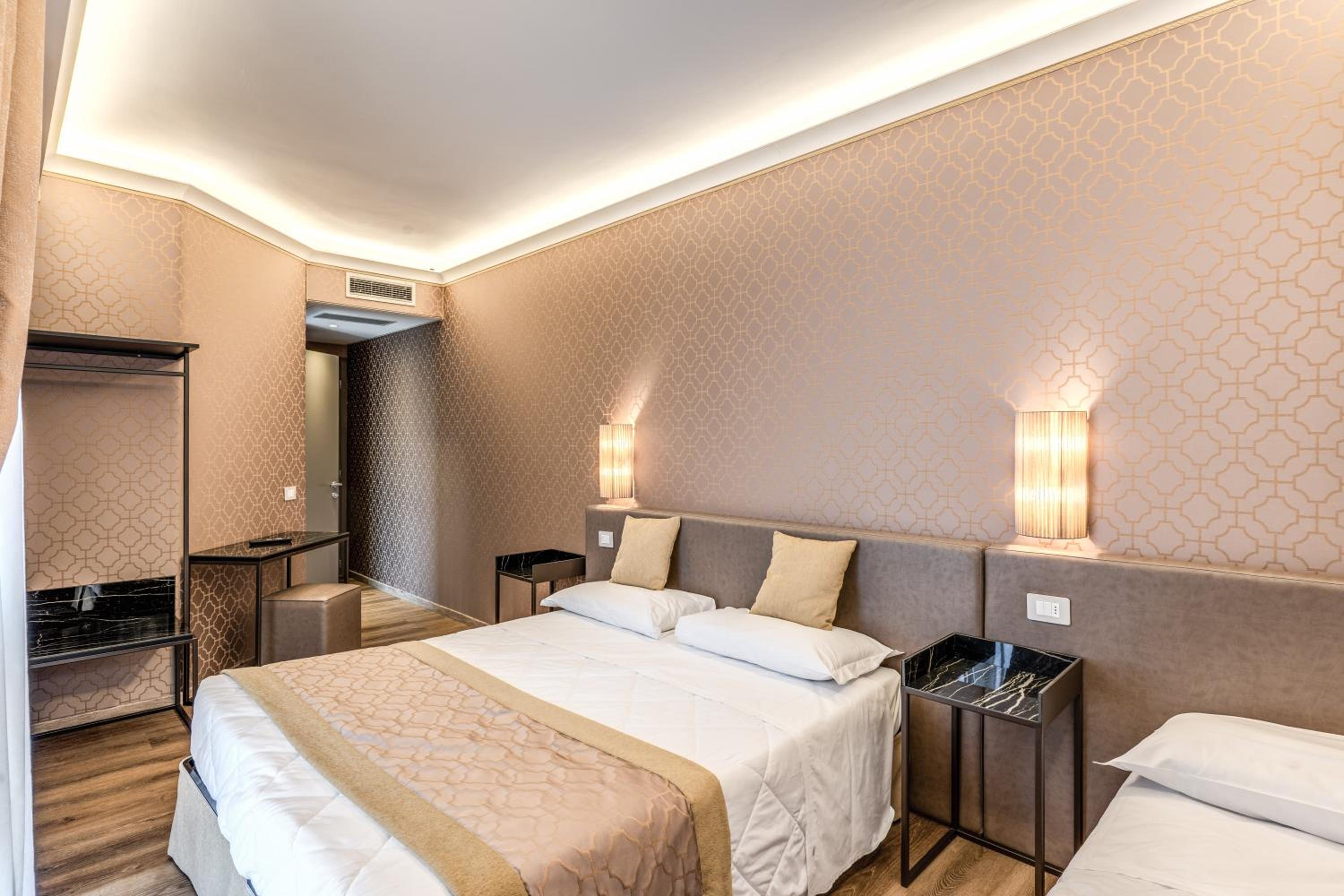 Triple Room thumbnail 6