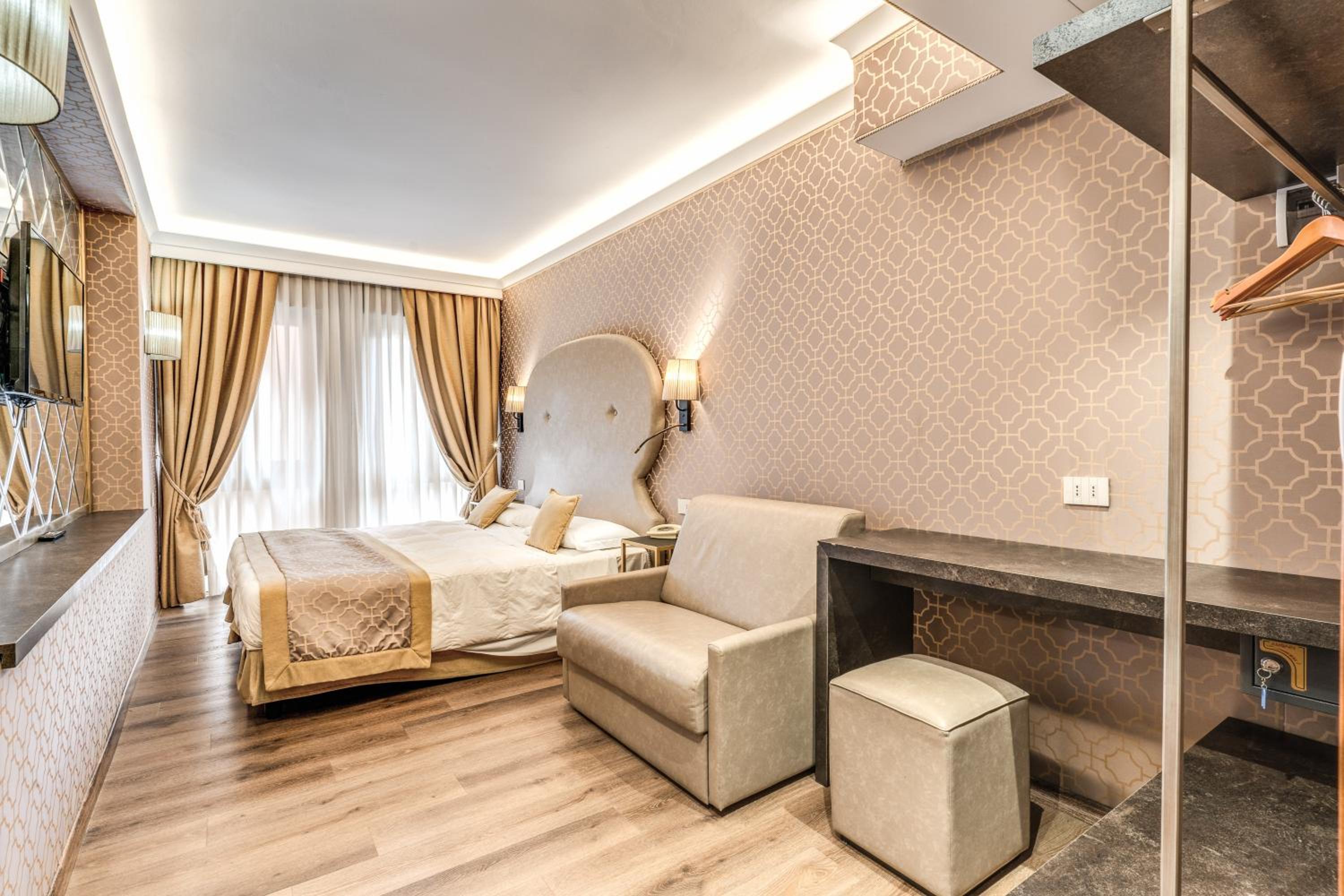 Double Room thumbnail 5