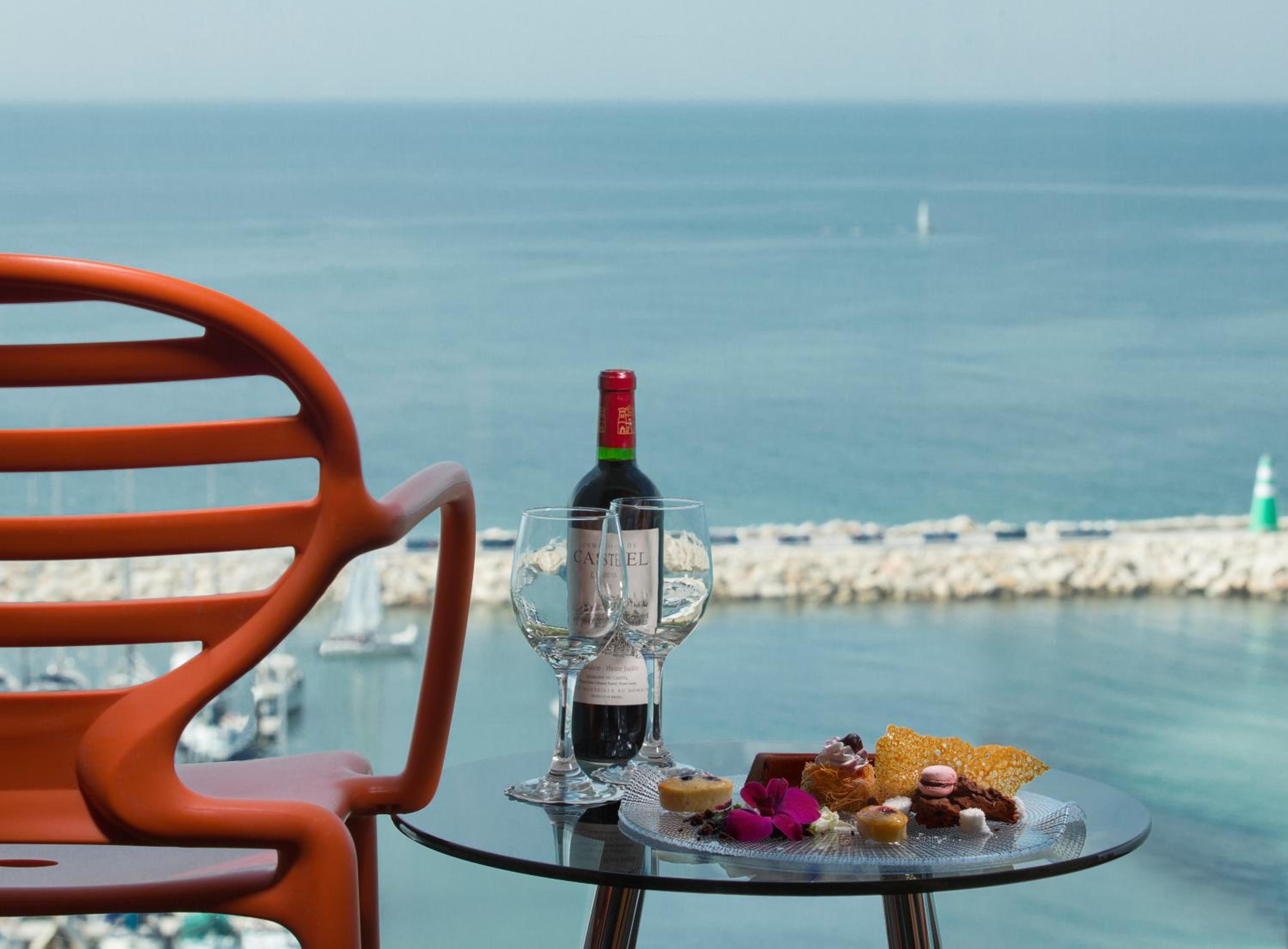 Deluxe Room with Balcony and Full Sea View - Photo 3