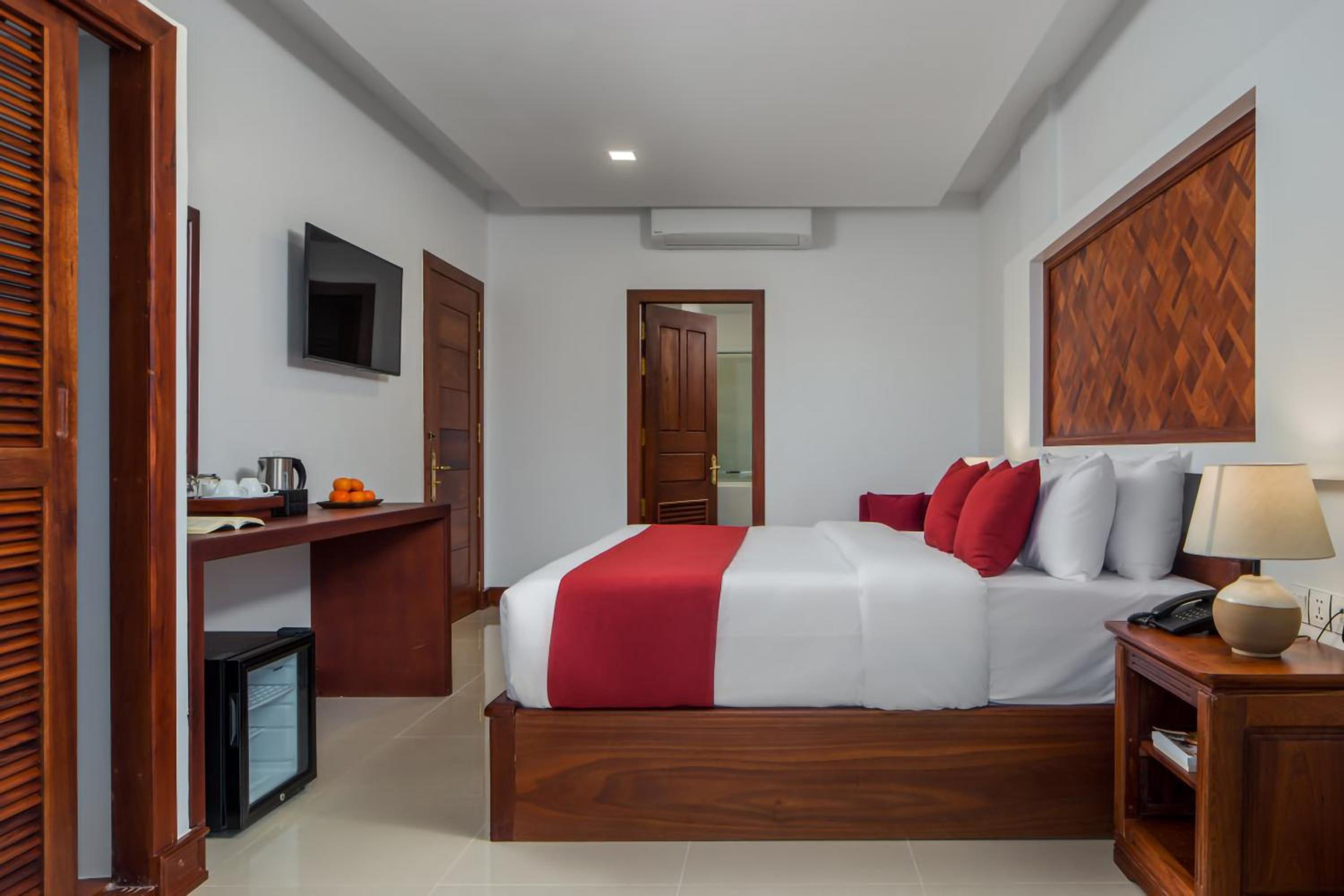 Deluxe King with Balcony - Photo 1