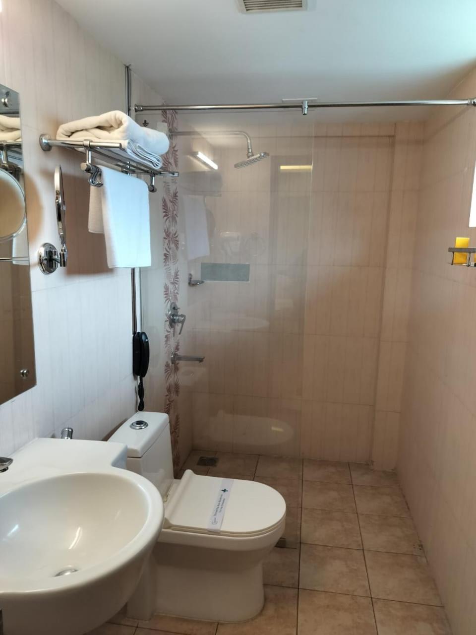 Suite - Photo 16