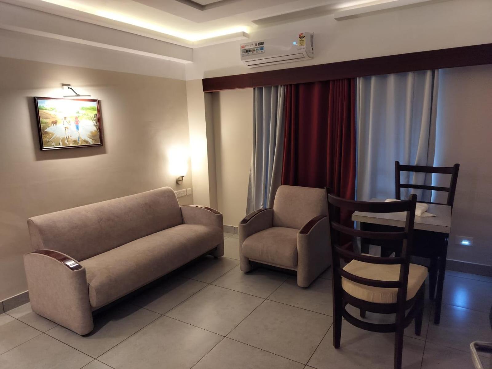 Suite - Photo 1