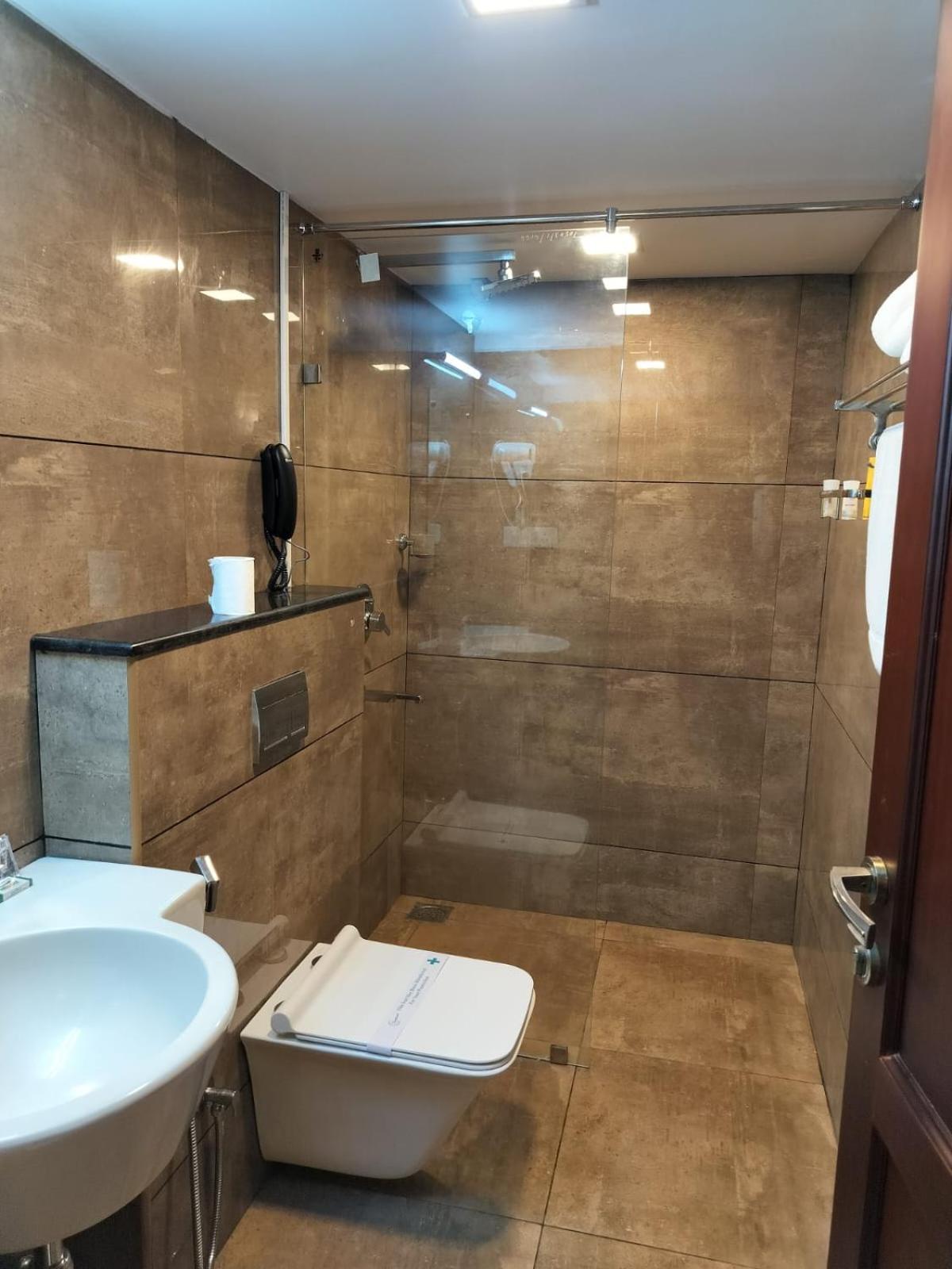 Suite - Photo 15