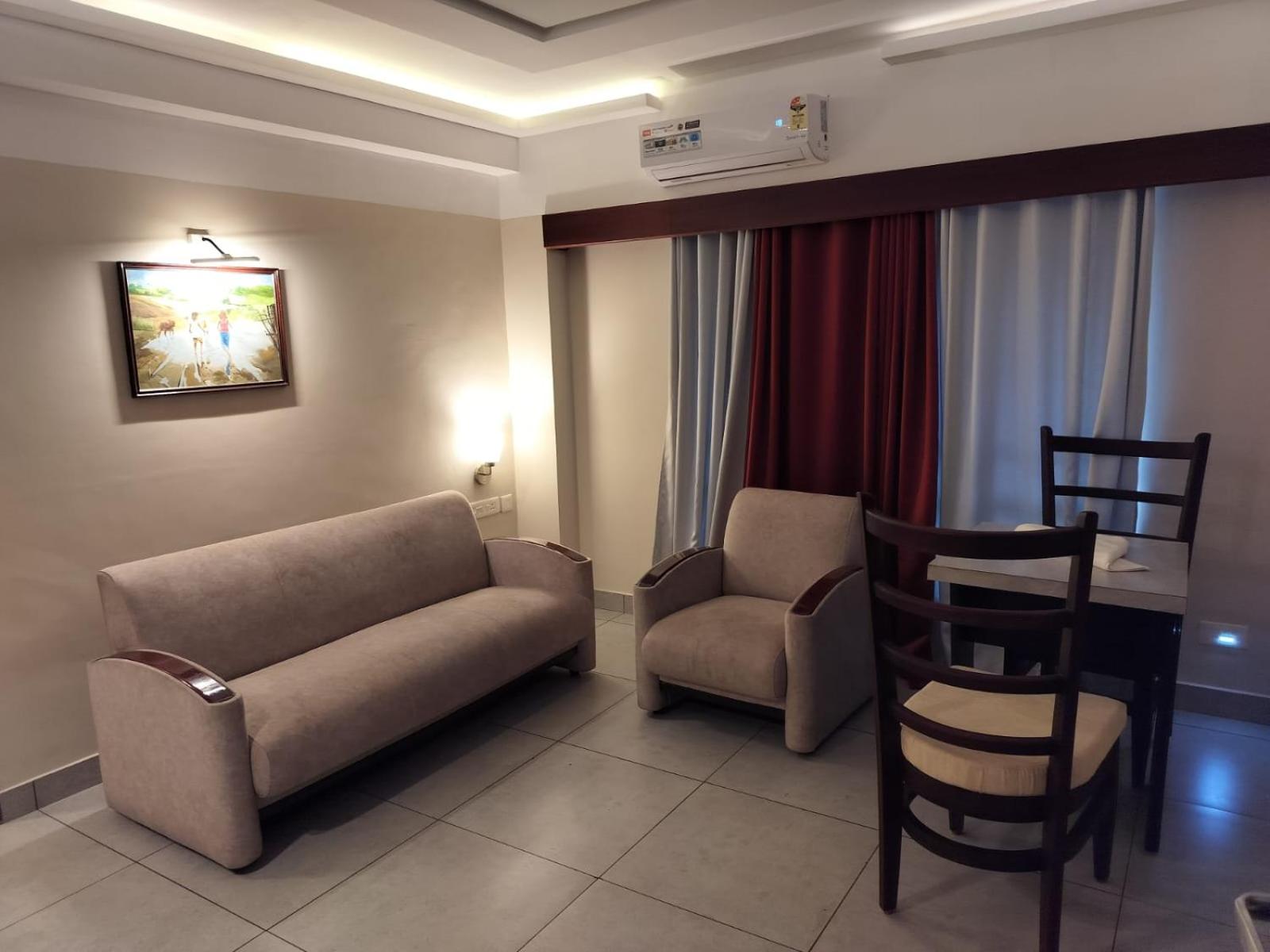 Suite - Photo 14