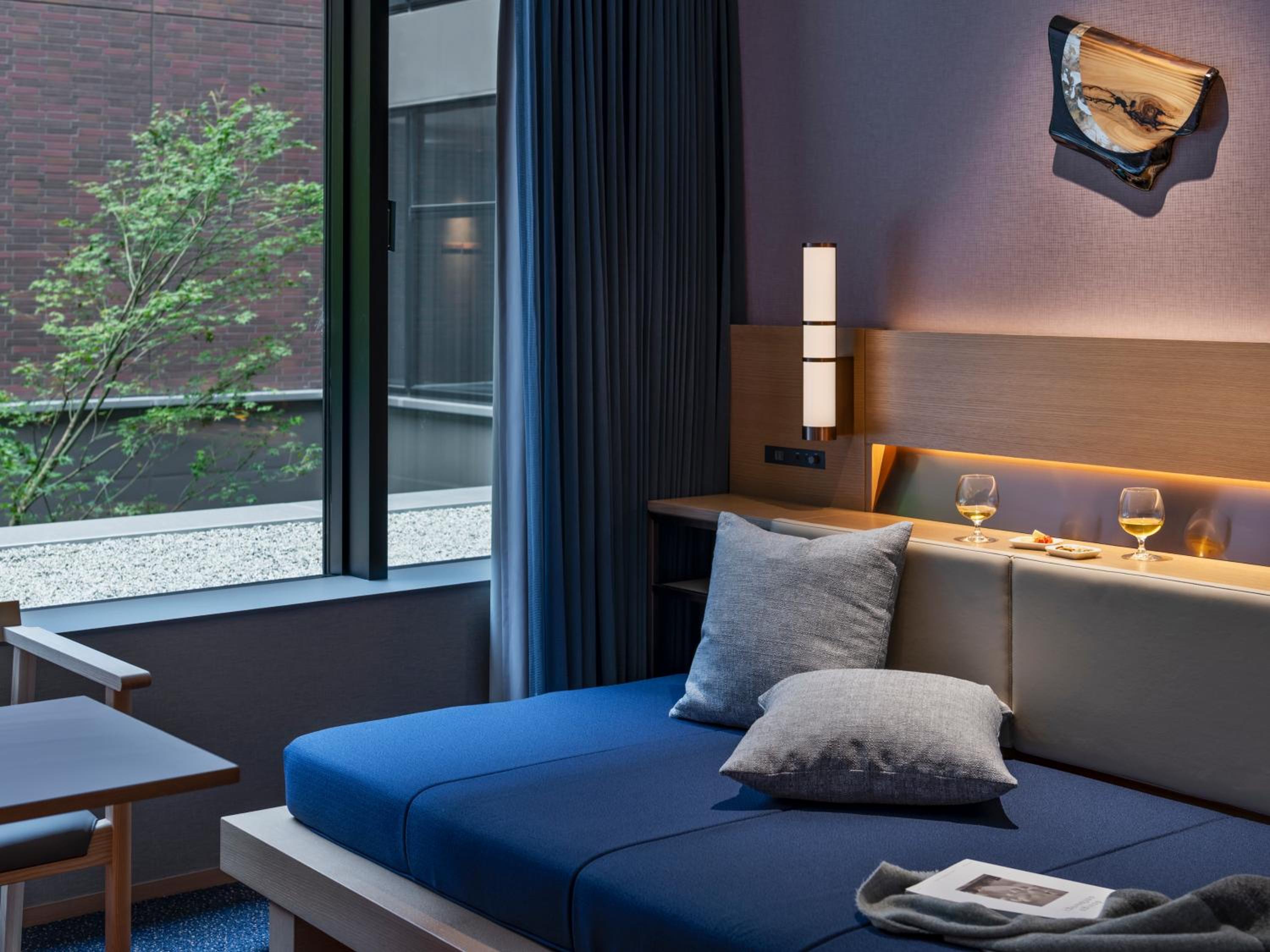 Superior King Room with Extra Bed (3 Adults) - Photo 8