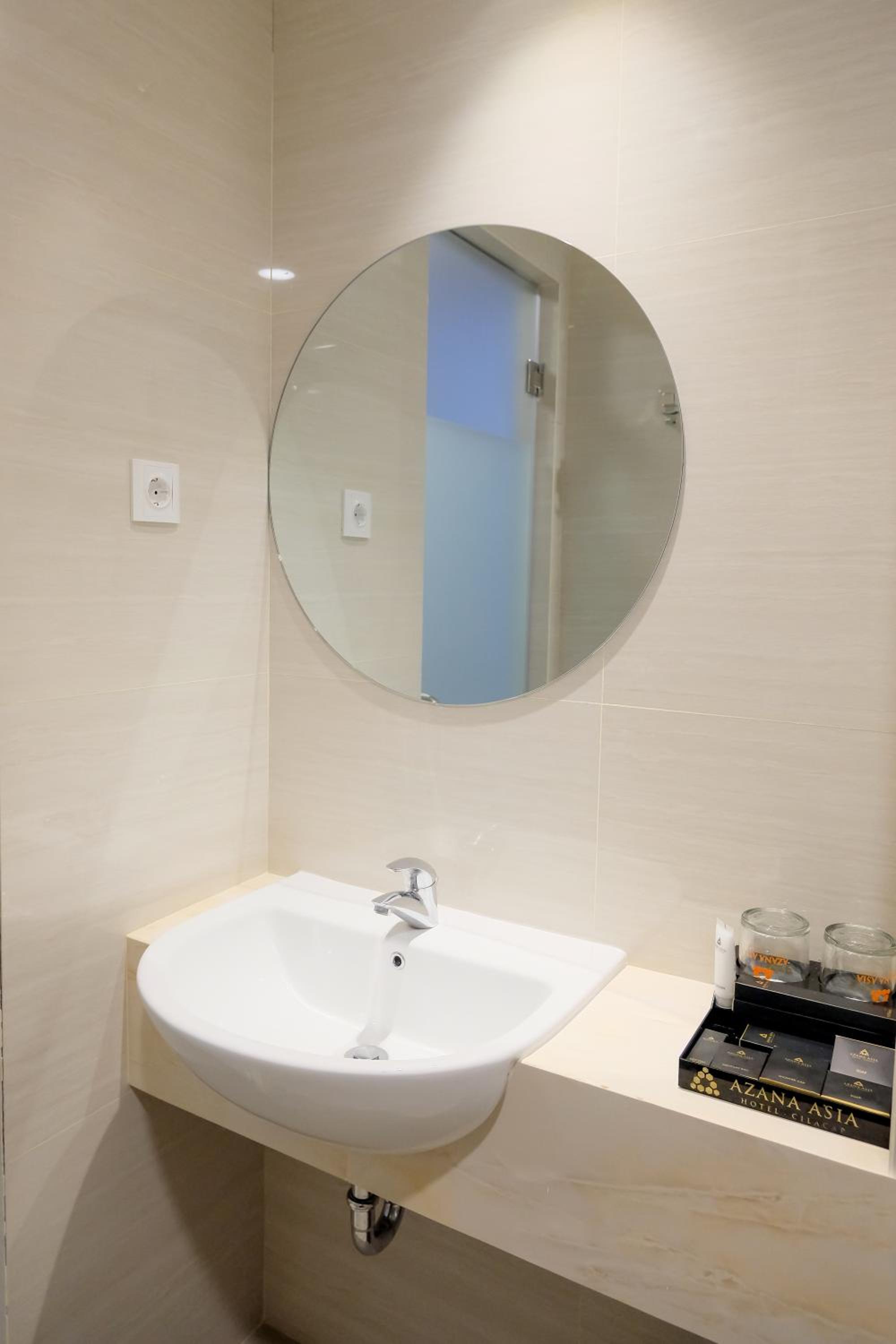 Deluxe King Room - Photo 8