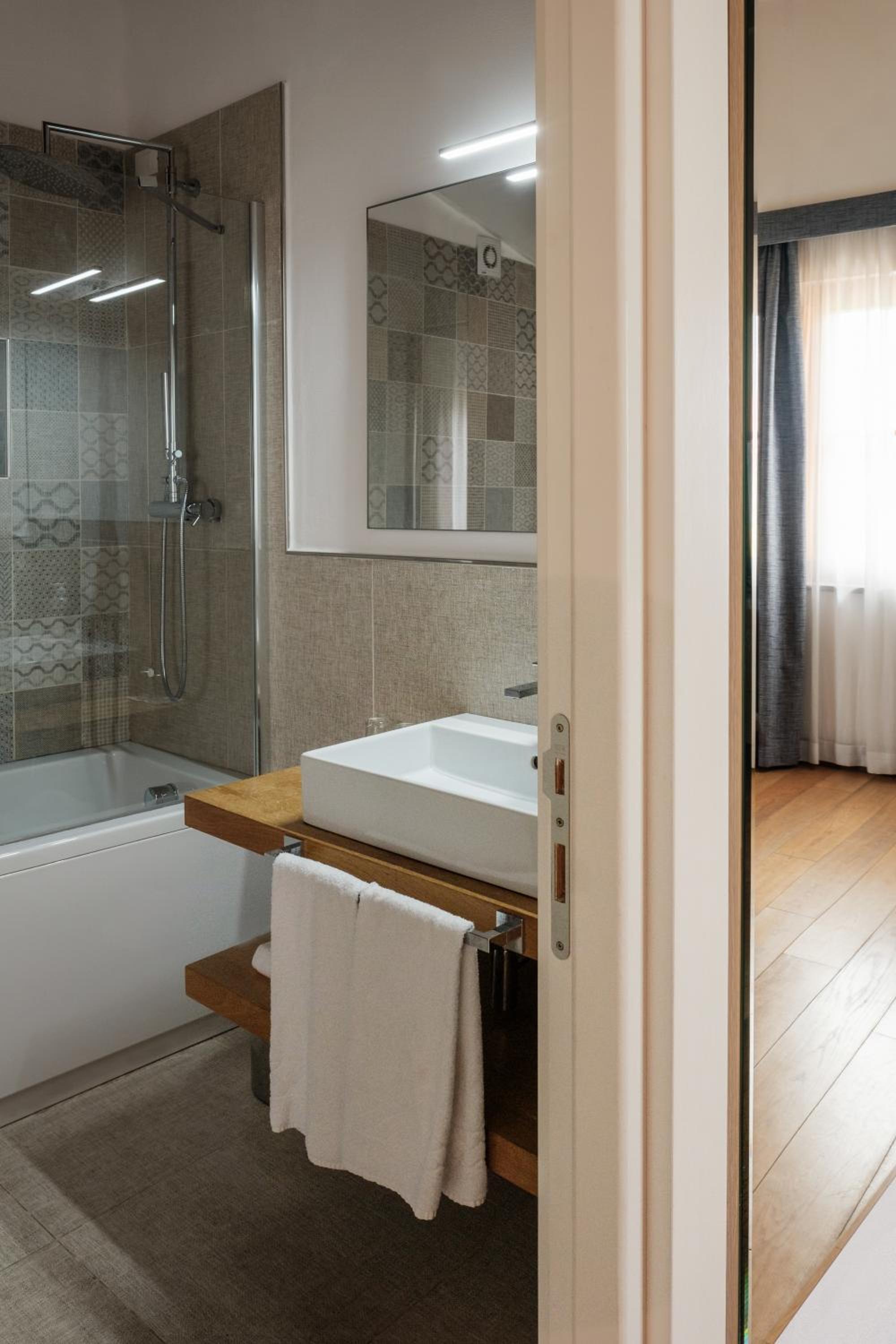 One-Bedroom Apartment - Photo 2