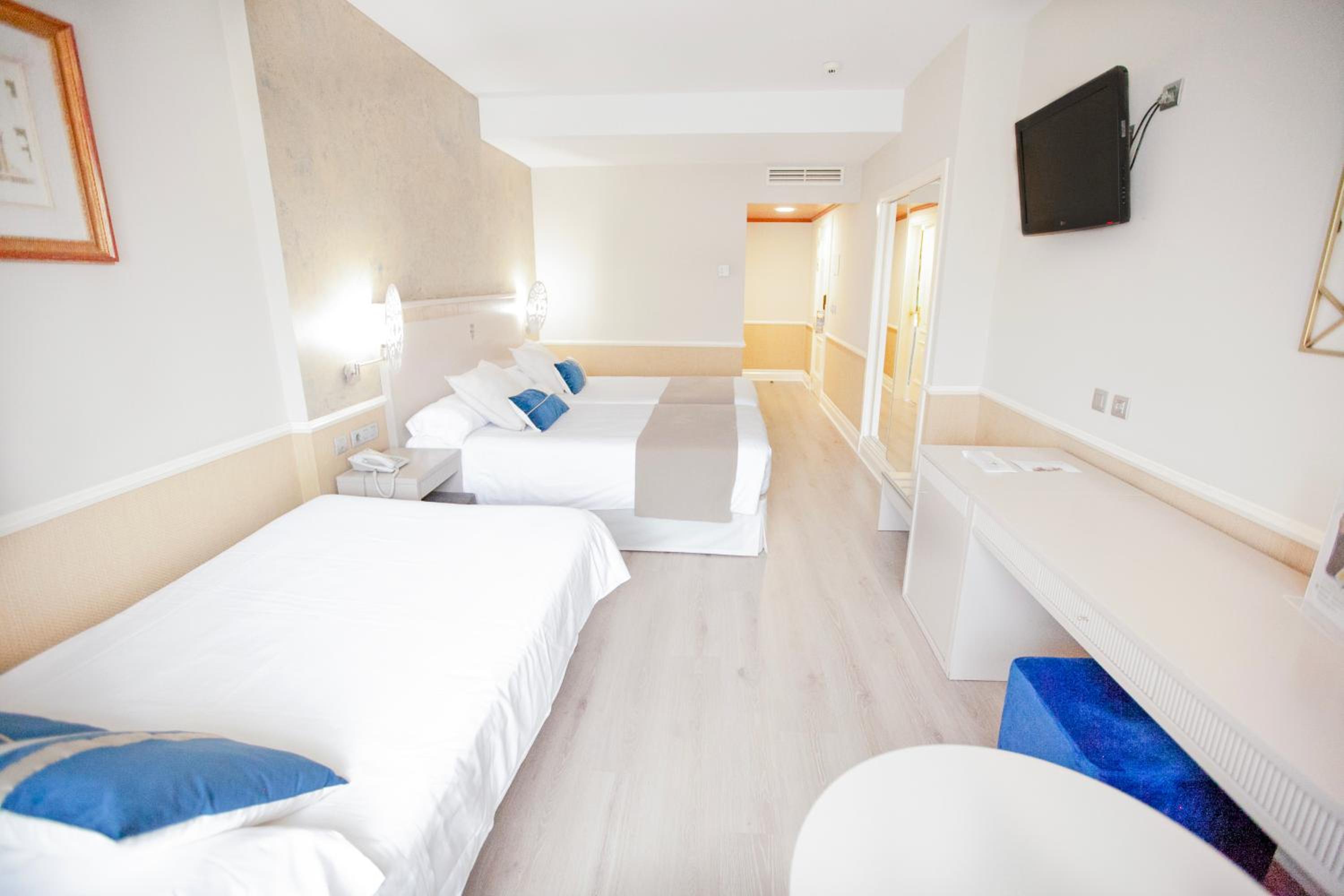 Triple Room (2 Adults + 1 Child) photo 3