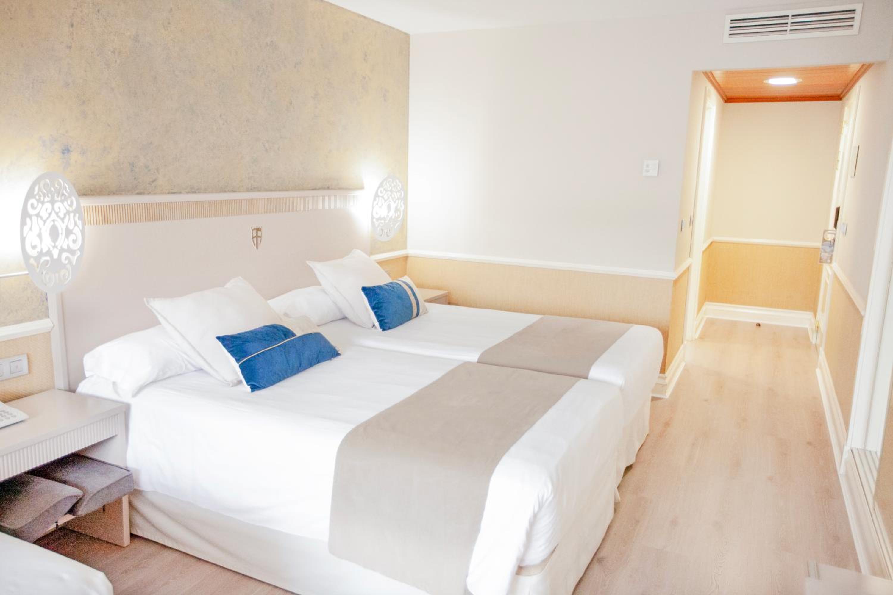Triple Room (2 Adults + 1 Child) photo 2