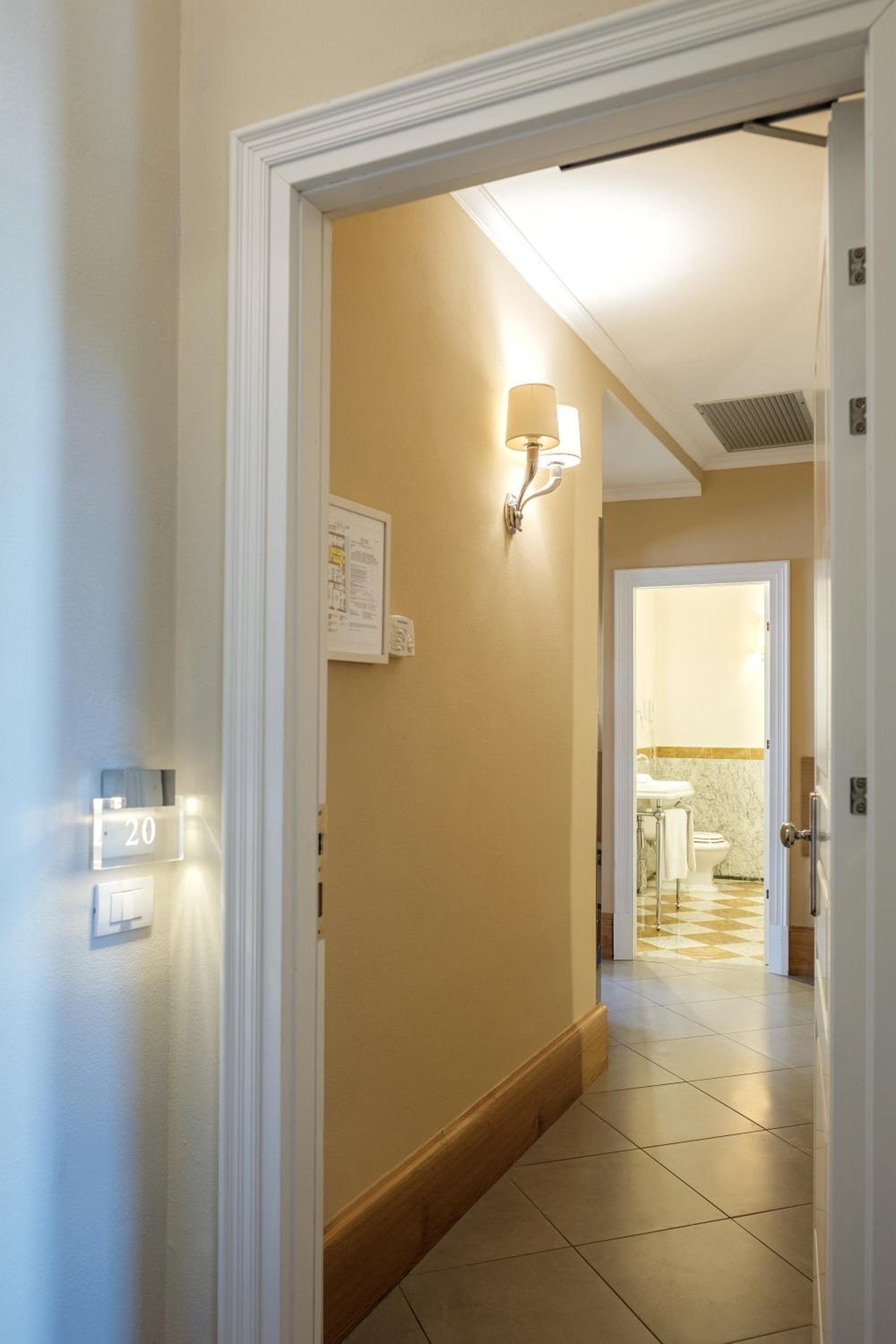 Classic Double Room - Photo 17