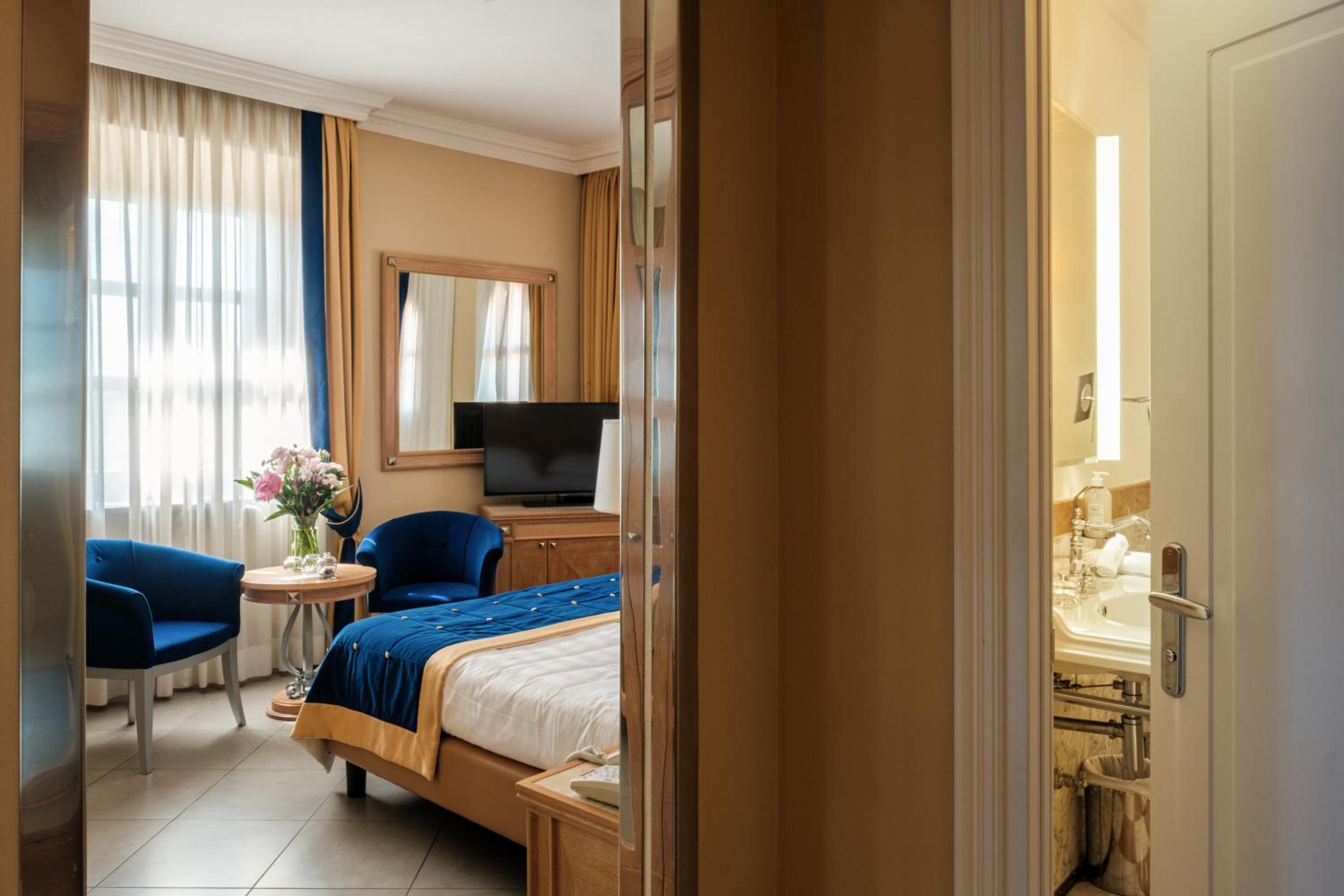 Classic Double Room - Photo 13