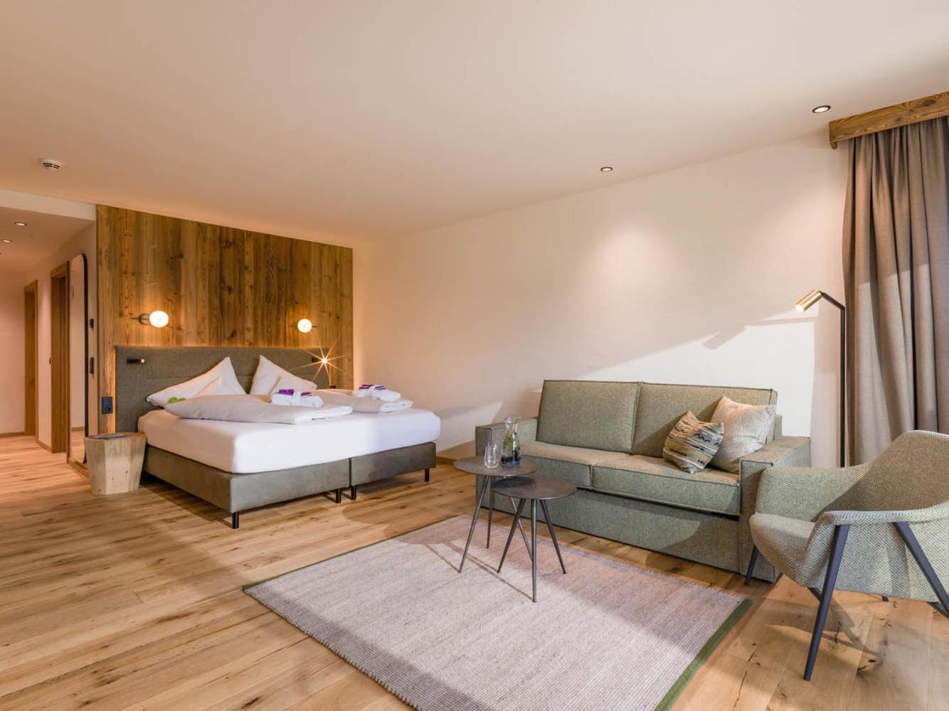 Suite with Balcony - Photo 4